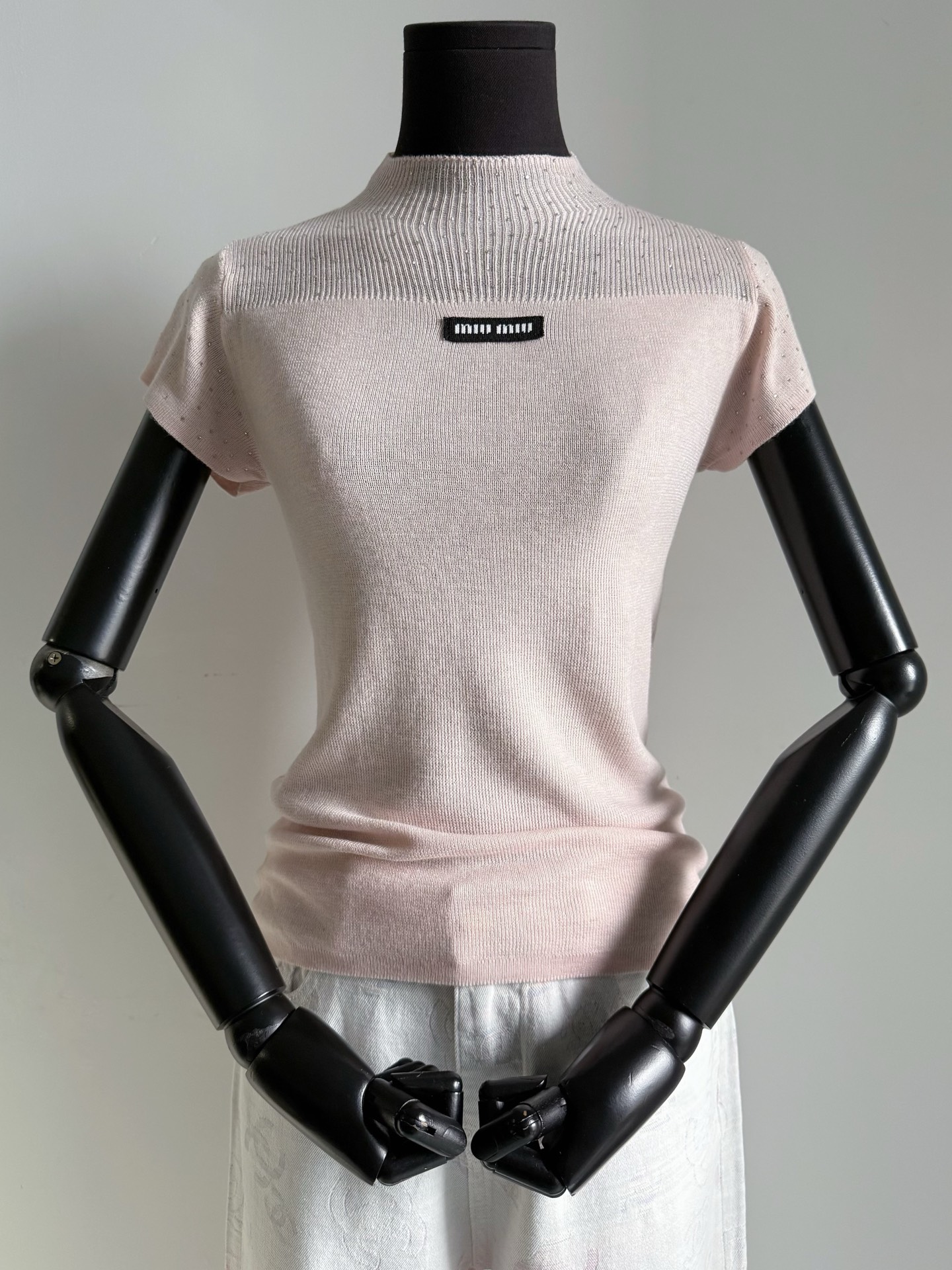 NO:740461,Pale pink·detailed real-life photos. The real thing is far more beautiful than the pictures!! The fine shimmer is like a shadow, and the whole body is shining after putting it on ~~ It is skin-friendly, comfortable and elastic. The small logo is also a daily necessity,,19860909淡粉色·细节实拍图 实物远远比图片美太多 !! 若影若现的细闪 上身之后整个人都在发光发亮 ~~亲肤舒适有弹力小logo也是日常刚需款,,,Women's clothing