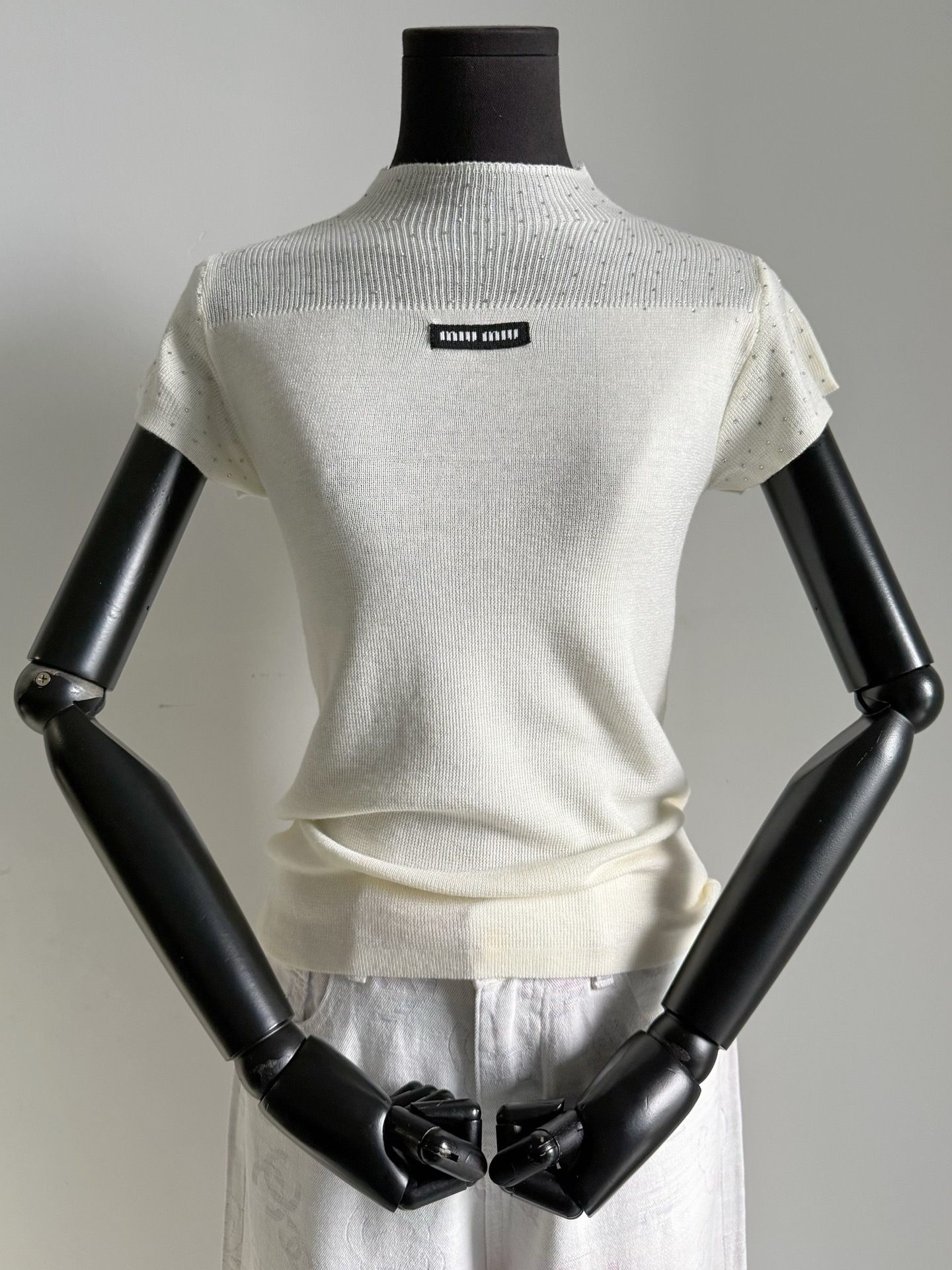 NO:740485,Woo woo woo, the three colors are irresistible. This month’s main promotion is exquisite and elegant knitted sweaters!! The three colors of light pink, black and off-white solve the daily wear troubles and are beautiful on their own. They can be worn from the beginning of spring to late autumn. They are comfortable to wear alone or layered together. They are worthy of being taken out again and again. Customized wool + nylon + acrylic wool blend. Imported machine's loose and moderate weave. It is elastic and ensures breathability.  The high-temperature hot diamonds and small labels are embellished, which is gentle and touching, and also brings a lot of sophistication ~~,,19860909呜呜呜三个颜色都无法拒绝 本月主推精致又优雅的针织小衫 !! 淡粉色·黑色·米白色 三色解决日常穿搭烦恼,独自美丽 可以从开春一直穿到晚秋 不论单穿还是内搭都惬意自在 值得反复被拿出来细品. 定制羊毛+尼龙+腈纶毛料混纺 进口机器松散有度的织法 富有弹力也保证了透气性 高温烫钻加小标签点缀 温婉动人,还带了不少不少的精致感 ~~,,,Women's clothing