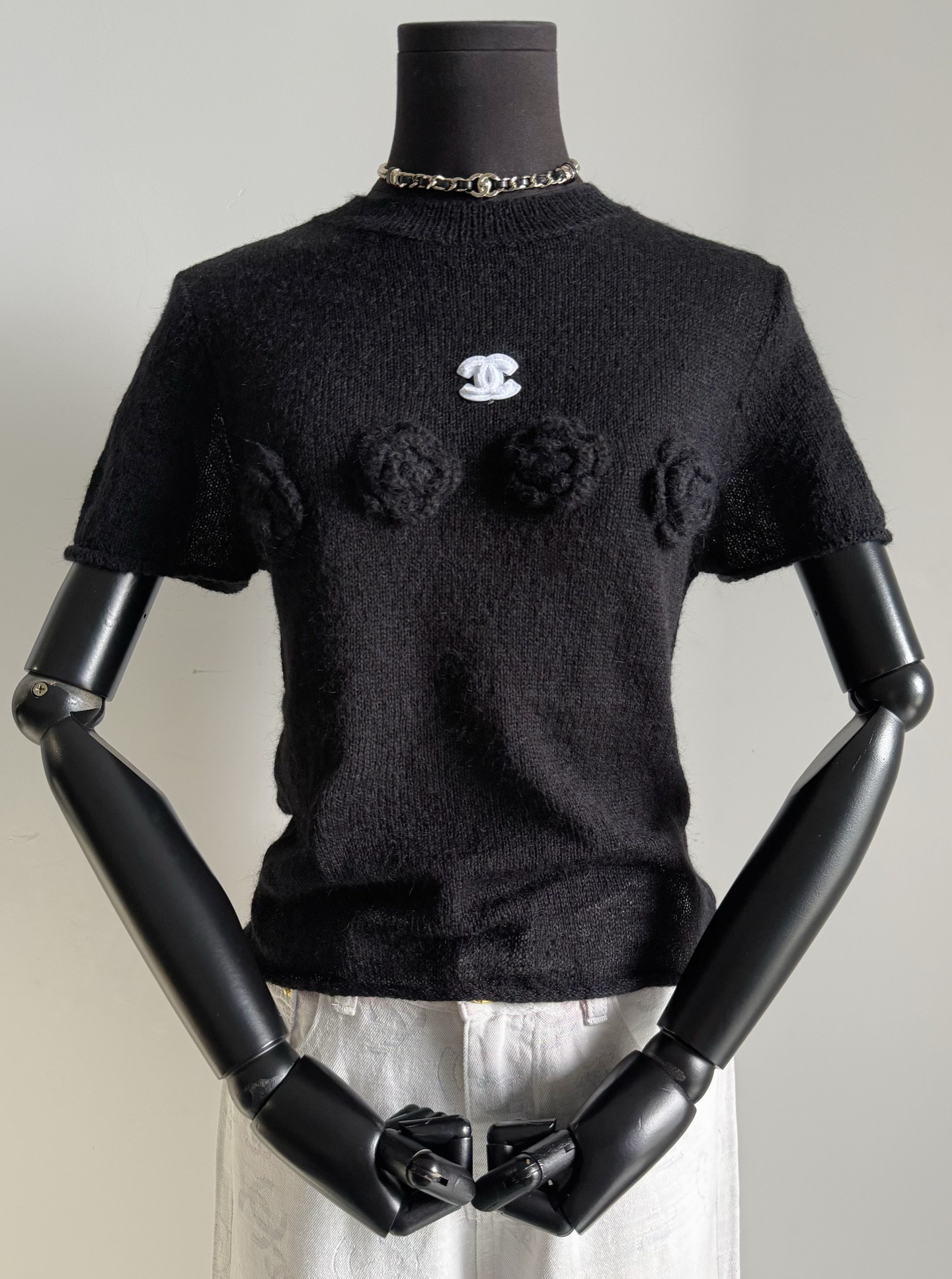 NO:740478,Black·Details Actual Photos Simple but not simple three-dimensional camellia The unobtrusive high-end sense of the upper body is the real luxury in daily life.,,19860909黑色·细节实拍图 简约而不简单的立体山茶花 上身不抢眼的高级感 才是日常生活中真正的贵.,,,Women's clothing