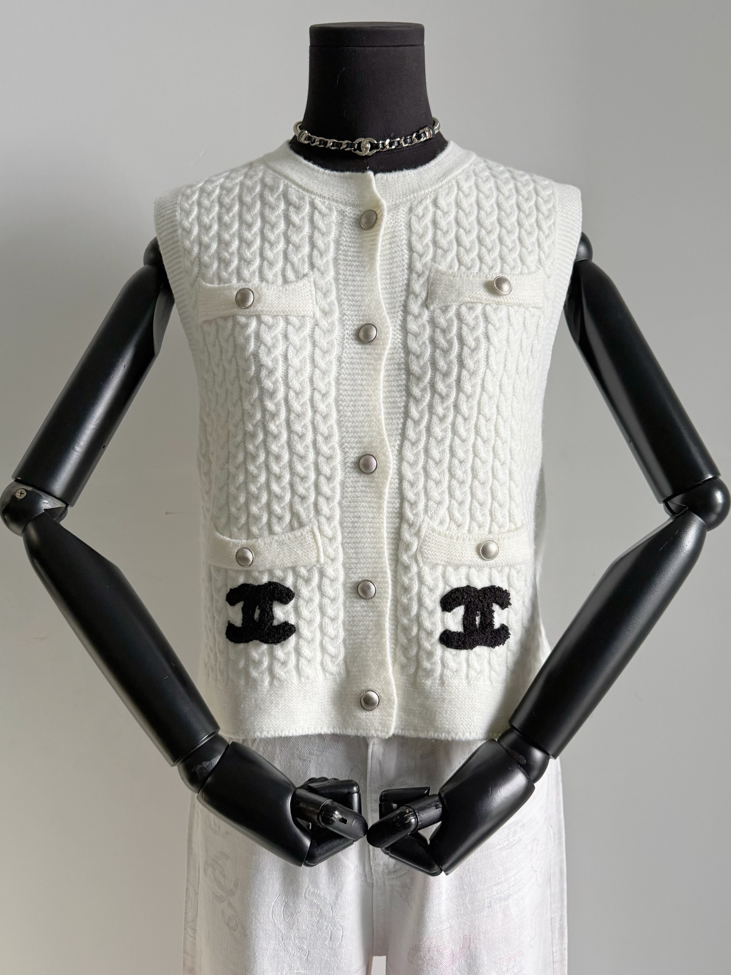 NO:740488,Early spring new styles are being released one after another. The boss lady has a great eye for selecting styles!! What you see is what you get in vintage style. Custom-woven and custom-dyed rice apricot white wool. New pattern weaving. Soft and washable, skin-friendly and elastic. The minimalist design is high-end and classy. The cardigan-style vest design can be worn alone or stacked. Just grab a pair of jeans from the closet and you can easily wear the fashionable feel you want. Jeans,19860909早春新款陆续发布 老板娘选款眼光太好啦 !! vintage中古香所见即所得 定织定染米杏白羊毛毛料纽花织造 柔软洗水,亲肤有弹力 极简设计高级有档次 开衫式马甲设计可单穿可叠穿 从衣橱随便抓条牛仔裤 都能轻松穿出想要的时髦feel,,jeans,,Women's clothing