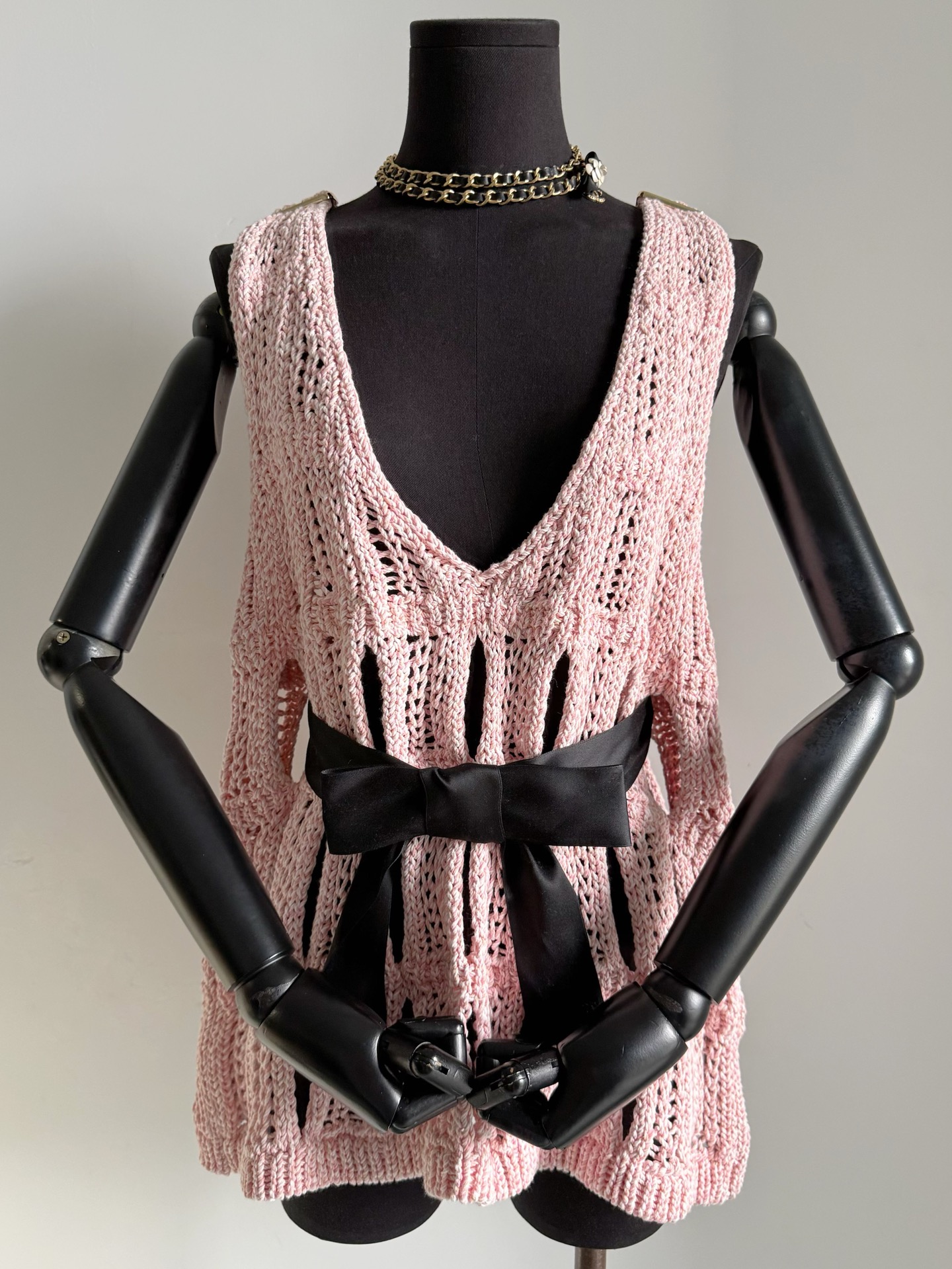 NO:748591,Accumulatively sold + pieces of word-of-mouth knitted items. I will keep recommending it until you own it. The two-color yb purchase is unambiguous. The custom-woven and dyed wool is compared across the entire network. It can be said that even a magnifying glass cannot pick out the difference. The hollow weaving cost of all imported machines is high. The matching oval hollow deep V version is woolen, but the actual weight is heavy. Only my home comes with a silk belt that can be worn alone. There is no pressure to go in and out of the cabinet freely, real  silk,19860909累计卖出+件的口碑针织单品 我会一直推荐它直到你拥有为止. 重金两色yb购入不含糊 定织定染毛料接受全网对比 可以说是放大镜都挑不出来差别. 全进口机器镂空织造成本高昂 对版的椭圆形镂空深V版型 虽然是毛织,但实物分量沉甸甸 只有我家是配送真丝腰带可单独搭 自由出入柜子无压力,,real silk,,Women's clothing