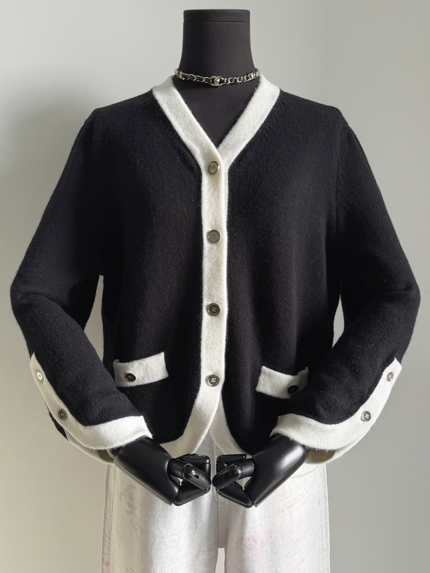 NO:740464,I have been replenishing orders and will not be out of stock. Elegant items that can be easily worn for three to five years. There is a reason why 25c is so hard to buy. 100 cashmere is finely woven and skin-friendly, loose and moderate. Various sizes of hardware buckles worth collecting, especially the mid-sleeve + small V-neck version. It is said to be elegant and comfortable, with excellent proportions. It can be said to be one of the durable items. Close your eyes and collect them all. The high version of the money-saving series is available in full size.19860909一直在补单,不会断货 可以轻松穿三五年的优雅单品 25c这么难买不是没有理由的 100羊绒织造细腻亲肤,松散有度 值得收藏的多种尺寸五金扣 特别是中袖+小V领的版型 把人称得优雅自若,比例绝佳 可谓是经久耐穿的单品之一 闭眼收都是省钱系列高版本全码现货,,,Women's clothing