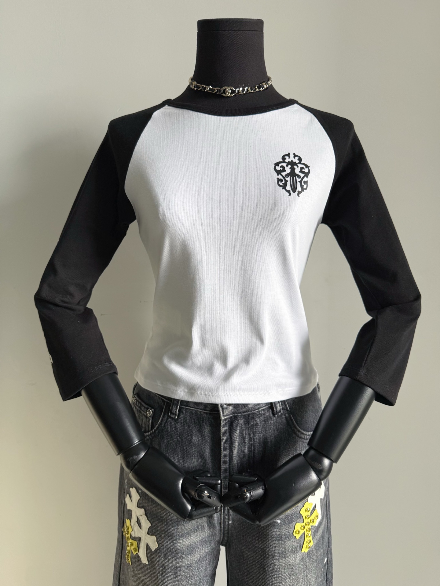 NO:747763,Fashionistas buy Chrome Hearts every spring, summer and autumn. They are no less difficult to buy than Grandma Xiang. This year she bought my Chrome Hearts jeans. This mid-sleeve tee is a must-have. It covers the flesh and makes you look slimmer and proportional. It has huge elasticity and is slim but not tight. The upper body has a cartoon figure~~ It can also be used as sun protection in summer. It can be worn quickly,,chrome hearts,jeans,19860909时髦精每年春夏秋都买克罗心 难买程度一点也不输香奶奶 今年收了我家克罗心牛仔裤的 这件中袖tee是必备 遮肉显瘦显比例 弹力巨大修身却不紧绷 上身即拥有漫画身材~~ 夏天还能当防晒的一件速度来收,,chrome hearts,jeans,,Women's clothing