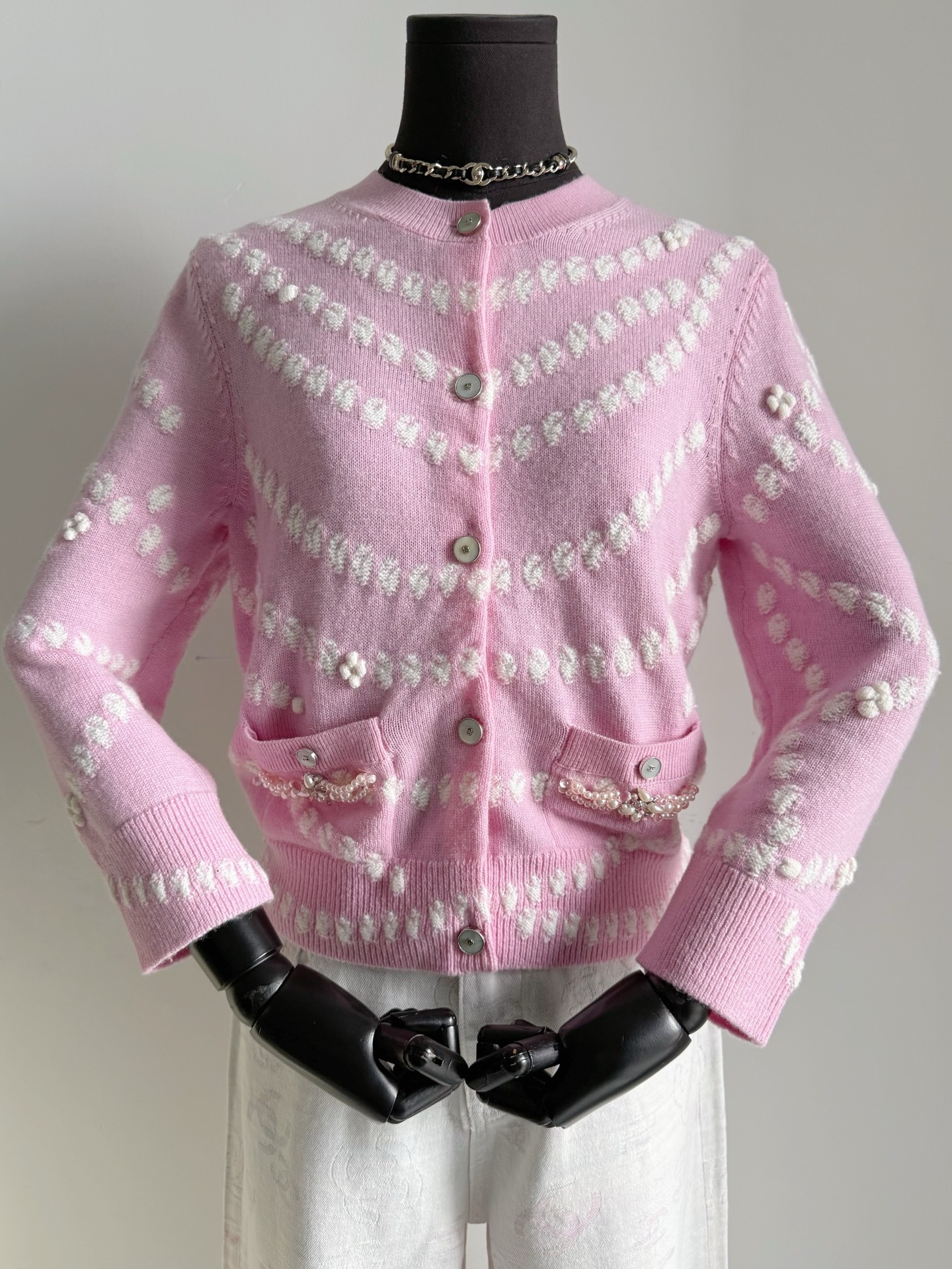 NO:740479,The pearl cardigan has never been enough. At that time, this small detail in the cabinet was much more expensive than the plain version. The trade channel has been filling orders. The real thing is a very beautiful light pink cashmere cardigan. The saturation has been adjusted dozens of times. It is comparable to the color of the cabinet without any pressure ~~ The custom-woven and dyed light pink cashmere wool distinguishes various blends on the market. The hand-stitched pearl sorting and positioning three-dimensional florets. The hand-stitched version is completely different from the version in the market. The same hand-sewn bow and diamond buckle.  The heavy weight you get is enough to show the quality.,,19860909一直都不够发的珍珠款开衫 当时柜子这个小细节就比素版贵好多. 贸易渠道一直在补单 实物非常美的淡粉色羊绒开衫 饱和度反复调整数十次 媲美柜子色泽无压力 ~~ 定织定染淡粉色羊绒毛料 区别市面各种混纺 手缝珍珠排序和定位立体小花 手感版型完全区别市面流通版本 1模1样的手缝蝴蝶结钻扣 到手沉甸甸的分量足以说明品质.,,,Women's clothing