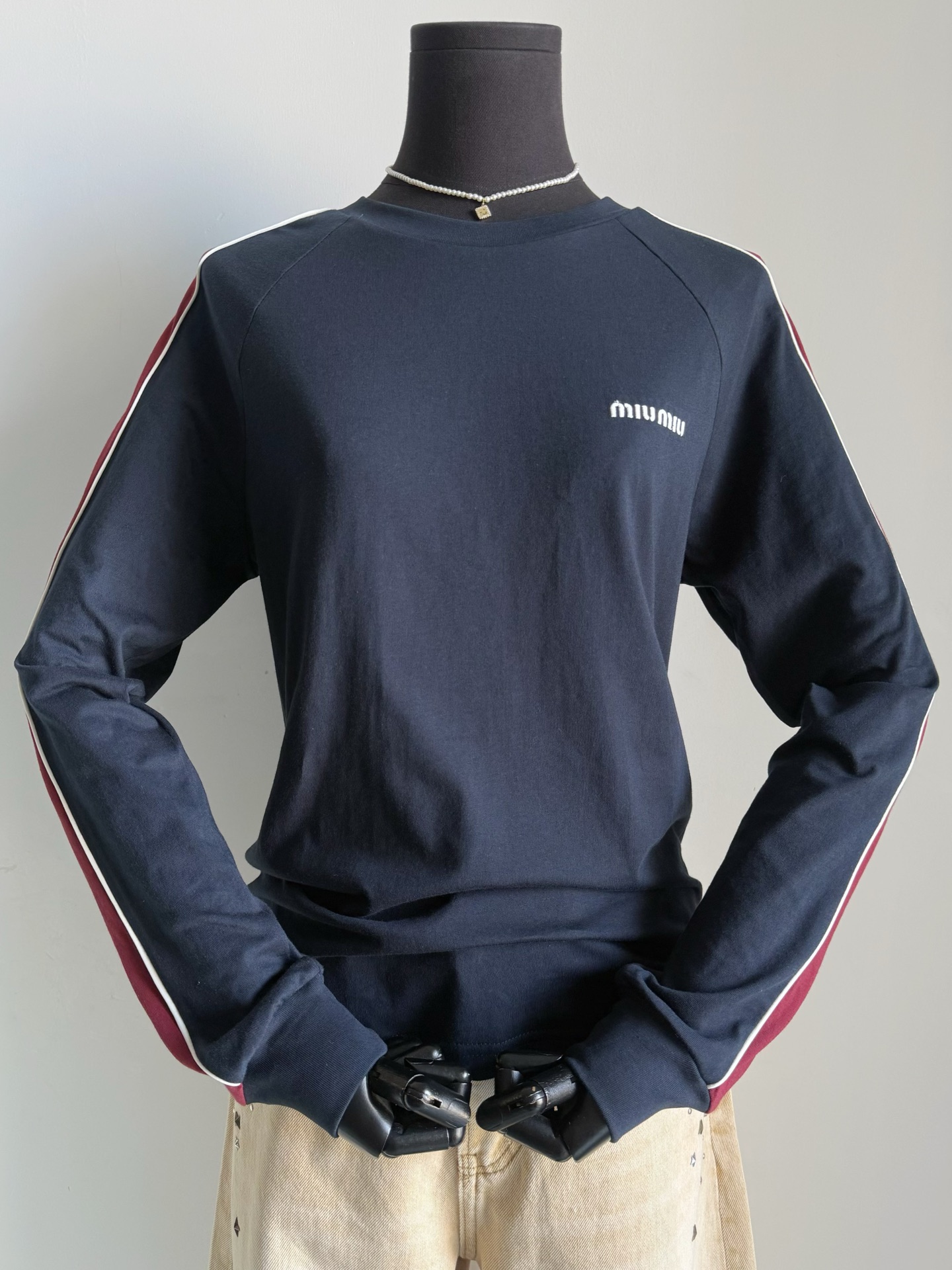 NO:748581,It is a practical and cost-effective piece of miu. It can be worn on the streets, for sports, at home, or on vacation. It can be worn in any comfortable occasion you can think of. It is made of custom-made pure cotton plain fabric, soft and delicate. The contrasting striped sleeves are spliced ​​to beautify the proportions. It adds a touch of casualness. It has a simple look and an embroidered logo on the chest. It can be worn without restraint. It has details and is minimalist and good-looking.,miumiu,19860909实穿性性价比拉满的一件miu 可出街可运动可宅家可度假 你能想到的惬意场合 穿它都有满满的舒适感 ~~ 定制纯棉平纹面料,柔软细腻 拼接撞色条纹袖,美化比例 又多了一丝丝休闲随意感 简约look,胸前刺绣logo标识 穿起来无拘无束 有细节也有极简高颜值,,miumiu,,Women's clothing