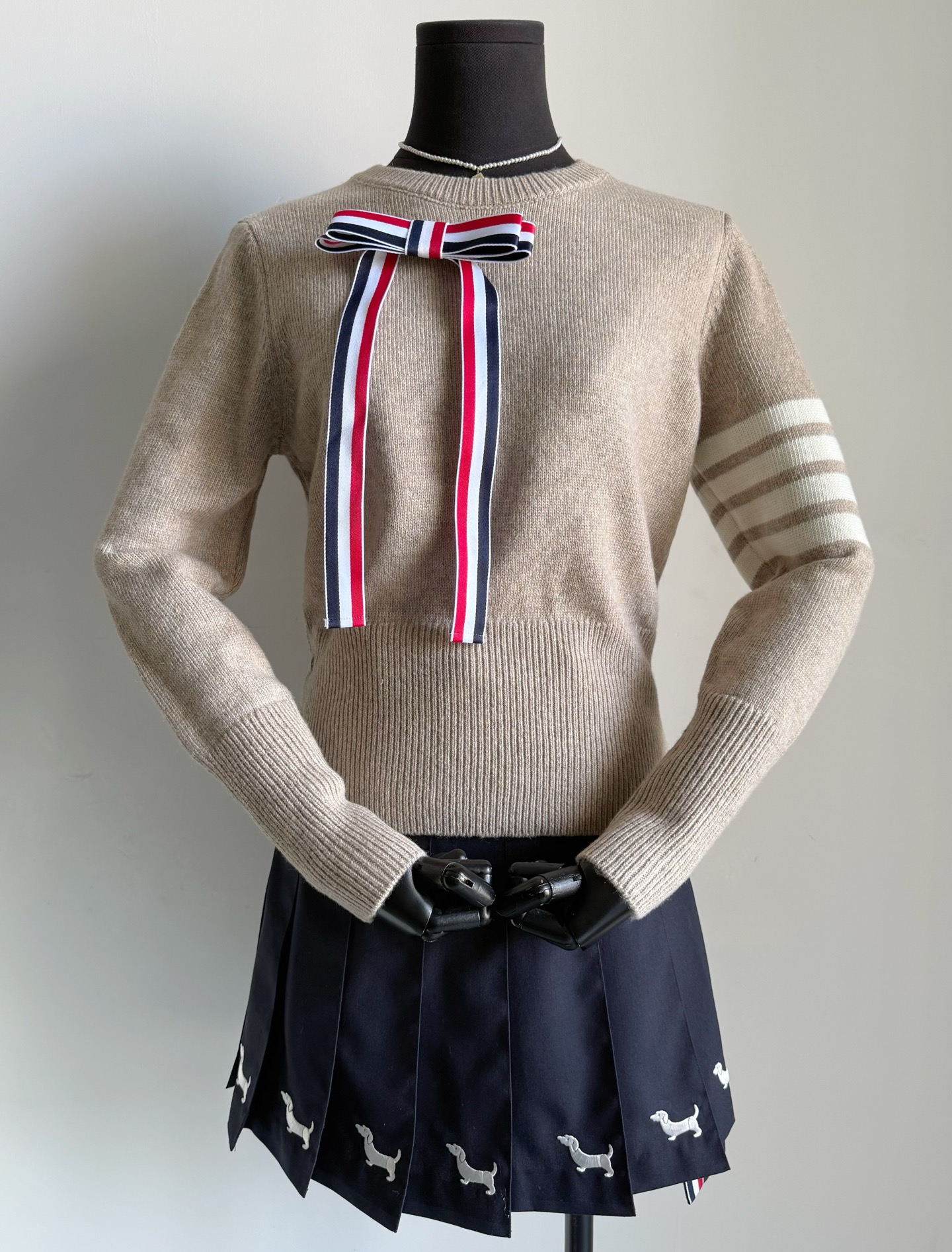 NO:747760,Woo woo woo, I can always believe in tb's aesthetics. I have a favorite little sweater in my private collection. It is worth thinking about and wearing again and again!! Different from the previous design, high-end college style. Custom-woven and dyed light khaki wool. Tightly woven and soft and delicate. The classic round neck H-shaped hem is slightly waisted. It is especially suitable for Asian figures and beautifies the proportions. The most exciting thing is the ribbon bow. It is more smart and romantic than the previous tb. The first batch of good products are in storage. You will earn money when you buy it.19860909呜呜呜呜可以永远相信tb的审美 我私藏的一件心头爱小衫 值得反复回味反复穿 !! 不同于以往的设计,高级学院风 定织定染浅卡其羊毛毛料 紧密织造又柔软细腻 经典圆领H版型下摆略微收腰 特别适合亚洲人身材,美化比例 最让人心动的是织带蝴蝶结 比以往的tb更多了一丝灵动和浪漫 首批好货入库,买到就是赚到,,,Women's clothing