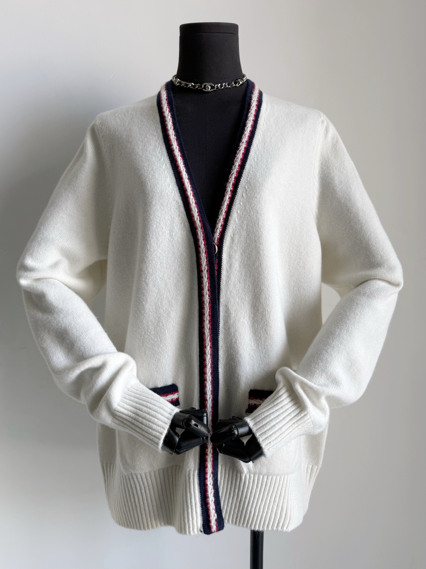 NO:748571,The 26p cardigan has many hidden details. It looks simple, but in fact it is very heavy. The cost of the buttons alone is much higher than that of ordinary cardigans ~~ The classic tweed webbing large V-neck cardigan has no body restrictions and is classy. You can focus on the splicing details of my webbing and the yb molded hardware buckles. The embedded special heavy work. There is no difference in the custom-dyed cashmere wool.  The feel and drape, as well as the weight of materials, have reached the highest standards in the industry.19860909暗藏了超多小细节的26p开衫 看似简约,实则非常重就单单扣子这部分 已经比普通的开衫成本高了不少 ~~ 经典粗花呢织带大V领式开衫 对身材不设限,大气上档次 可以着重看我家织带的拼接细节 以及yb开模的五金扣 内嵌式特别重工. 包缸定染羊绒毛料无差别 手感和垂坠感,以及克重用料 都达到了行业内最高标准,,,Women's clothing