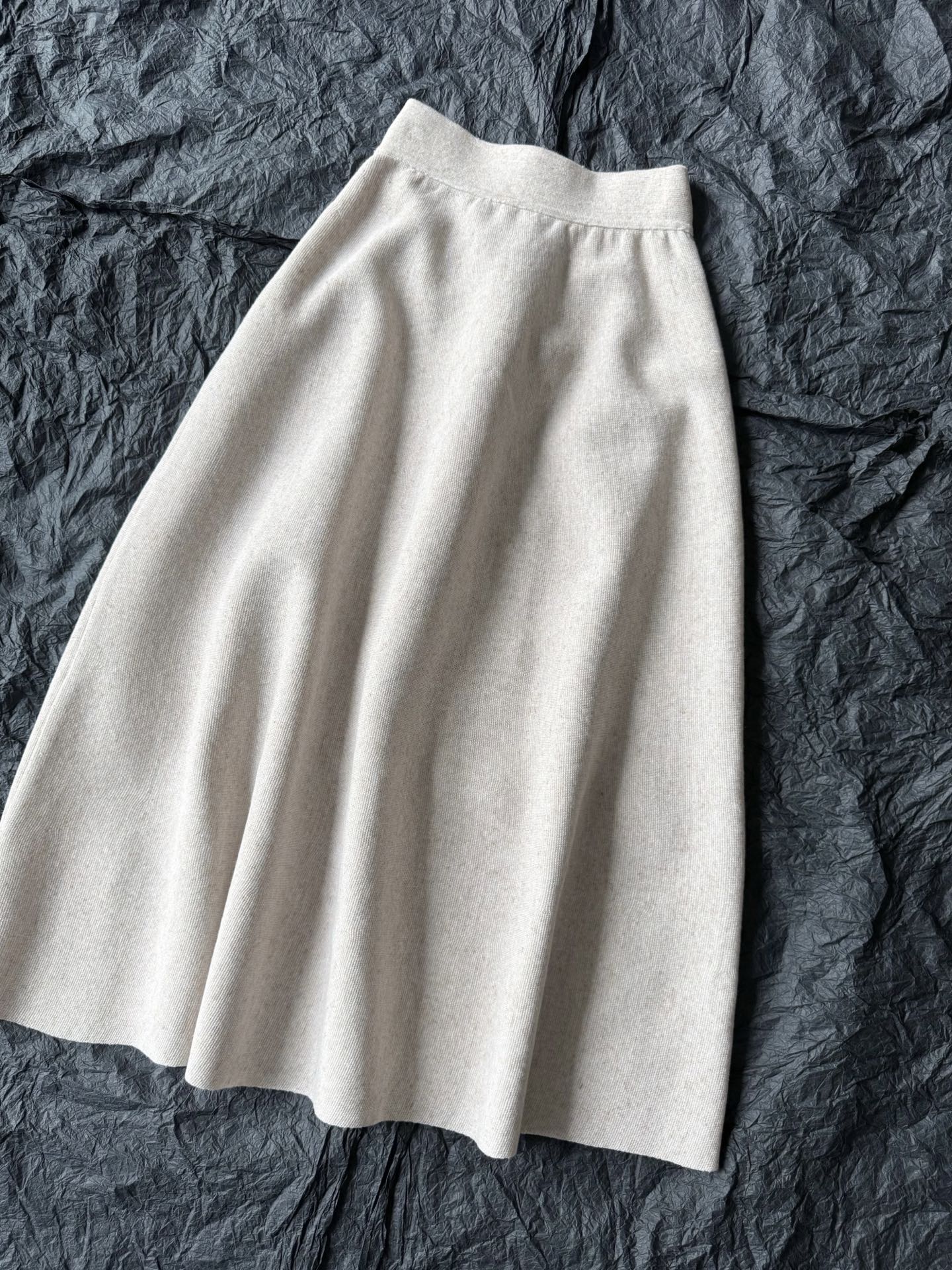 NO:753715,Detailed picture of the knitted long skirt from the same series. The drape of the pattern can be seen through the screen. It is very different from the soft and loose version on the market!! Three-dimensional weaving, solid feel, can withstand long-term wear and washing without deformation or loss of shape. Elastic waist, no restrictions on the body shape. Simple and practical to wear, recommended to wear with tops from the same series,,skirts,19860909同系列·针织长裙细节图 隔着屏幕也看得到版型的垂坠 和市面软趴趴版本天壤之别 !! 立体织造,手感扎实 经得起长时间穿洗不变形不走样 松紧腰,对身材不设限 简约实穿,推荐和同系列上衣一起收,,skirts,,Women's clothing