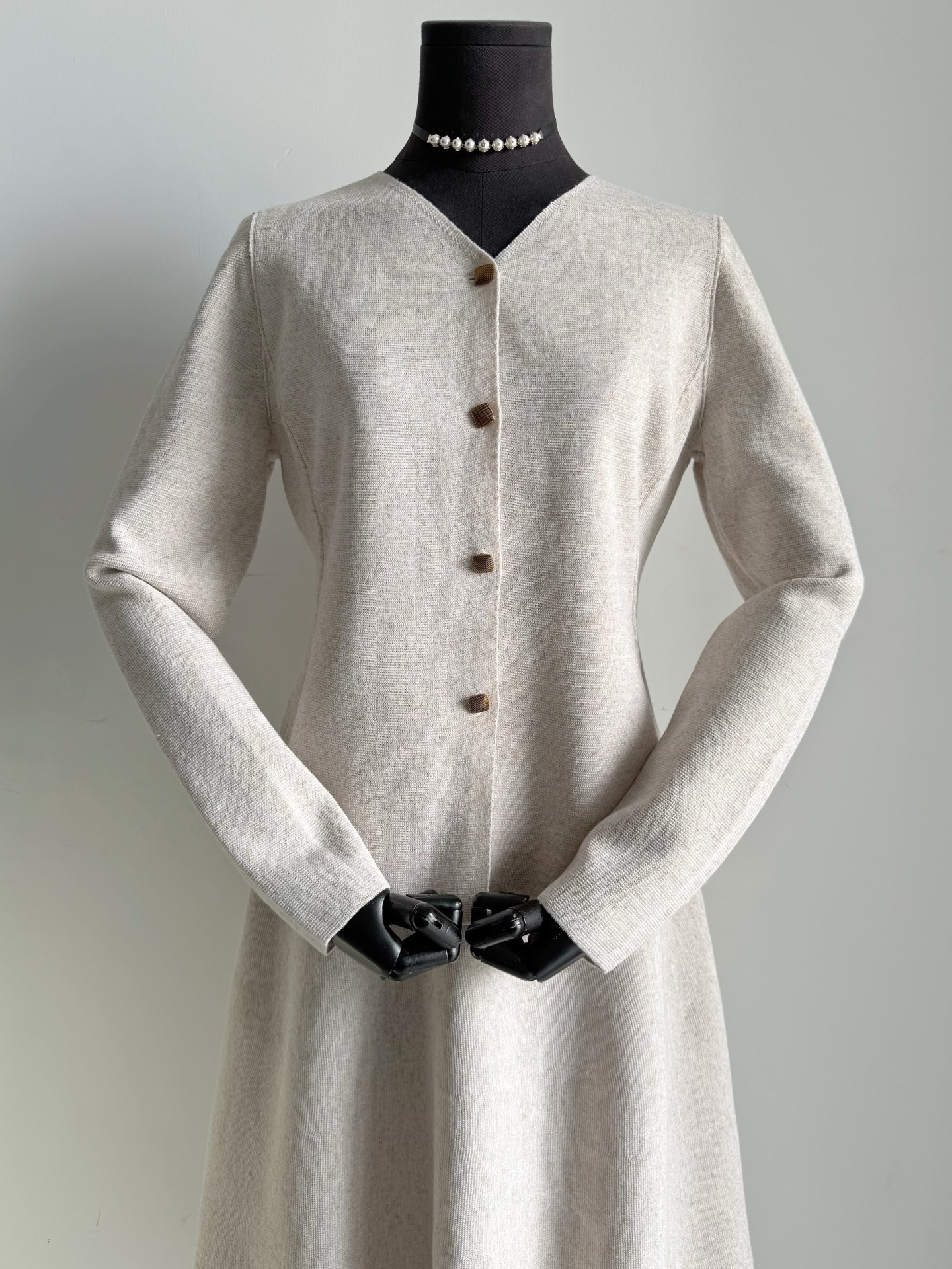 NO:753709,Experienced old money style, LP boutique wardrobe Old customers who know the goods need not say much. This rare item can be collected while it is in stock. Customized high-quality cotton blended linen wool is solid and has a solid feel, and is not easy to deform. The real thing is a very high-end low-key oatmeal color, which is also BC's classic reputation fabric. Please look for our exquisite three-dimensional tailoring. Even if it is a sweater, you can see that the pattern shrinks freely. The design can be worn on the front and back, which is more time-consuming and labor-intensive in production!!  It is recommended to collect it with the knitted long skirt of the same series to meet the dressing needs of various high-end occasions, loro piana, skirts, sweaters,19860909资深老钱风,LP精品衣橱 懂货识货的老顾客无需多言 这种可遇不可求的单品,趁现货收 定制优质棉混纺亚麻毛料 扎实有手感,不易变形走样 实物是非常高级的低调燕麦色 也是BC的经典口碑面料. 请认准我家精工立体剪裁 虽然是毛衣也看得到版型的收缩自如 前后都能穿的设计 在制作上就更加耗时耗力了 !! 推荐和同系列针织长裙一起收 满足各种高端场合穿搭需求,,loro piana,skirts,sweaters,,Women's clothing