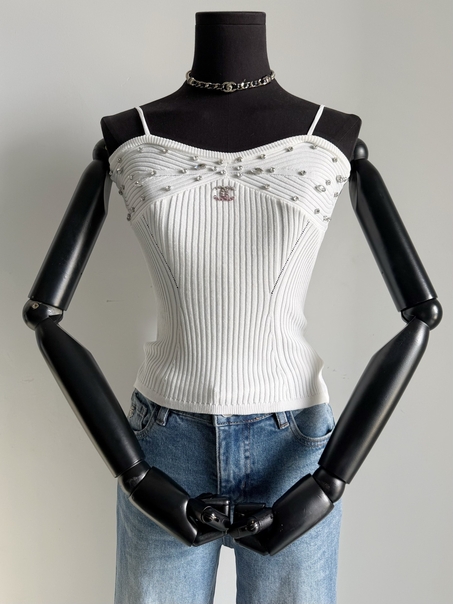 NO:790591,It’s not without reason to be keen on medieval fragrances. It has good looks and recognition. It is different from the outfits on the street ~~ Beautiful S-shaped waist elastic vest. Both colors are reserved. The version can only be felt on your upper body. The black and white elastic thread weaving is very tolerant!! The hand-made beading on the chest is time-consuming and labor-intensive. The beauty level is also unmatched by machines. Now wear it with all kinds of coats. Wear it alone in summer, jackets & coats,19860909热衷于中古香不是没有理由的 有颜值,又有辨识度 和满大街的穿搭拉开差距 ~~ 绝美S型收腰弹力背心 两个颜色都是自留款 版型只有你们上身才能感受得到. 黑白弹力螺纹织造 包容性非常地好 !! 胸前纯手工钉珠耗时耗力 美貌程度也是机器不可比拟的. 当下内搭在各类外套里 入夏了直接单穿,,jackets & coats,,Women's clothing