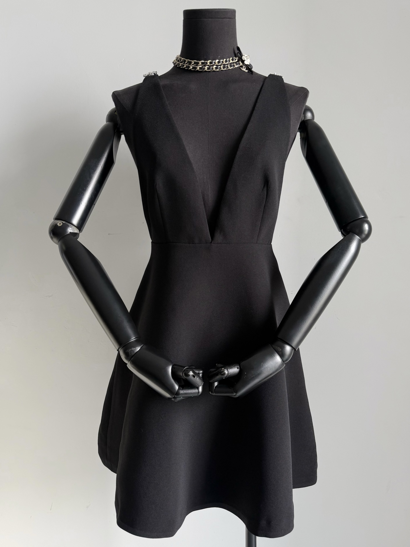 NO:750454,The PD shirt for your Vanity Fair. Ryu Jimin’s upper body picture is stunning at first glance. It is indescribably low-key luxury and high-end!! You can easily PK the dress you already have in your wardrobe. Customized high-quality suit skirt fabric, lined with mulberry silk, can be worn on the front and back. Special emphasis is placed on the imported exquisite diamond parquet. Each piece is sewn by hand, including the matching velvet bow. The details are very delicate, which is beyond the reach of small factories.  There are many cheap workmanship products on the market, so be careful to identify them, skirts, business suits, etc.19860909给你们的名利场配备的pd战袍 柳智敏上身图一眼惊艳 说不出的低调奢华又上档次 !! 可以轻松pk你衣橱已有的连衣裙 定制高品质西装裙面料 内衬桑蚕丝,正反都可以穿 特别强调一下进口精致的奥钻拼花 每一颗都是纯手工缝制 包括配套的丝绒蝴蝶结 细节处理相当细腻,小厂遥不可及 市面不少廉价做工,注意甄别,,skirts,business suit,,Women's clothing