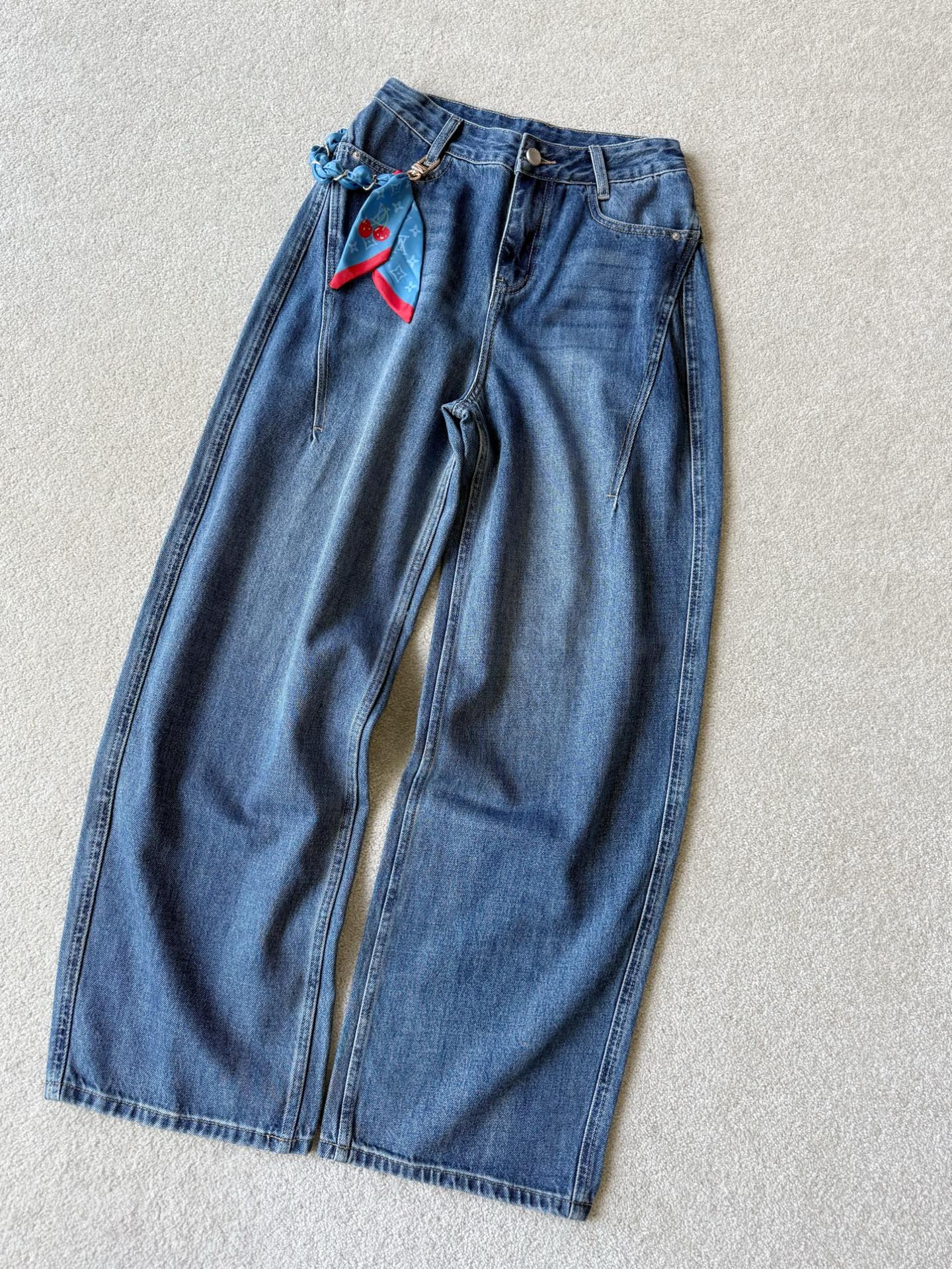 NO:760582,Good trousers that will definitely be praised by you once you buy them. It is hard to find. The classic version has added fashionable embellishments ~~ 1v's design has always been so fascinating. The classic mid-high waist scimitar trousers version. You can try it boldly with all kinds of imperfect leg shapes. The bright cherry silk scarf is added to the waist and combined with the chain, fashionable and bold. The newly upgraded high-weight denim and cotton are environmentally friendly and washed in true blue, and the hardware accessories are all available. We still insist on giving back the price to new and old customers,,19860909入手了必定赞不绝口的好裤子 可遇不可求 经典版型新增了时髦点缀 ~~ 1v的设计一直都是让人如此着迷 经典中高腰弯刀裤版型 各种不完美腿型都可大胆尝试. 腰部添加亮色樱桃丝巾点缀 和链条相结合,时髦又大胆 全新升级的高克重牛仔棉 环保洗水正蓝色,五金配件都齐 我们仍然坚持回馈价给新老顾客,,,Women's clothing