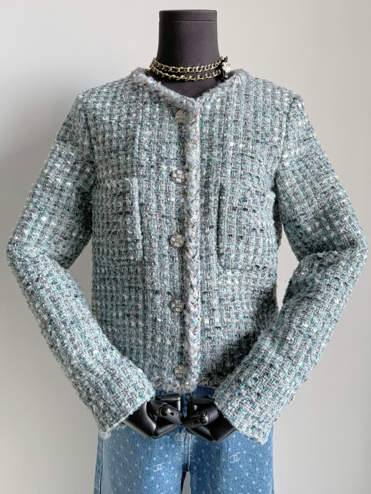 NO:790585,The tweed jacket is the one to wear at the beginning of spring. The atmosphere is given by the clothes. This is the first tweed of 2026 ~~ The wool tweed fabric has been customized for nearly a month. It can be seen that the layers are rich and the weaving feeling is very strong. It is purely hand-sewn with ribbons and hardware buckles of the same color. It includes front and rear checkered pockets and sewing plates. There are many small details worth secretly collecting. There is always no need to say more about this kind of jacket because the real-life details are enough to explain everything.  A must-have item in your wardrobe that can easily last you three to five years, jackets & coats,19860909开春就是要穿粗花呢外套 氛围感是衣服给的 2026第一件粗花呢就它了 ~~ 定制了接近一个月的羊毛粗花呢面料 看得到层次丰富,编织感极强 纯手工缝制织带加同色系五金扣 包括前后对格口袋和缝盘 好多值得暗暗收藏的小细节. 向来这种外套都是无需多言的 因为实拍细节足以说明一切 衣橱必收气质款,轻松穿个三五年,,jackets & coats,,Women's clothing