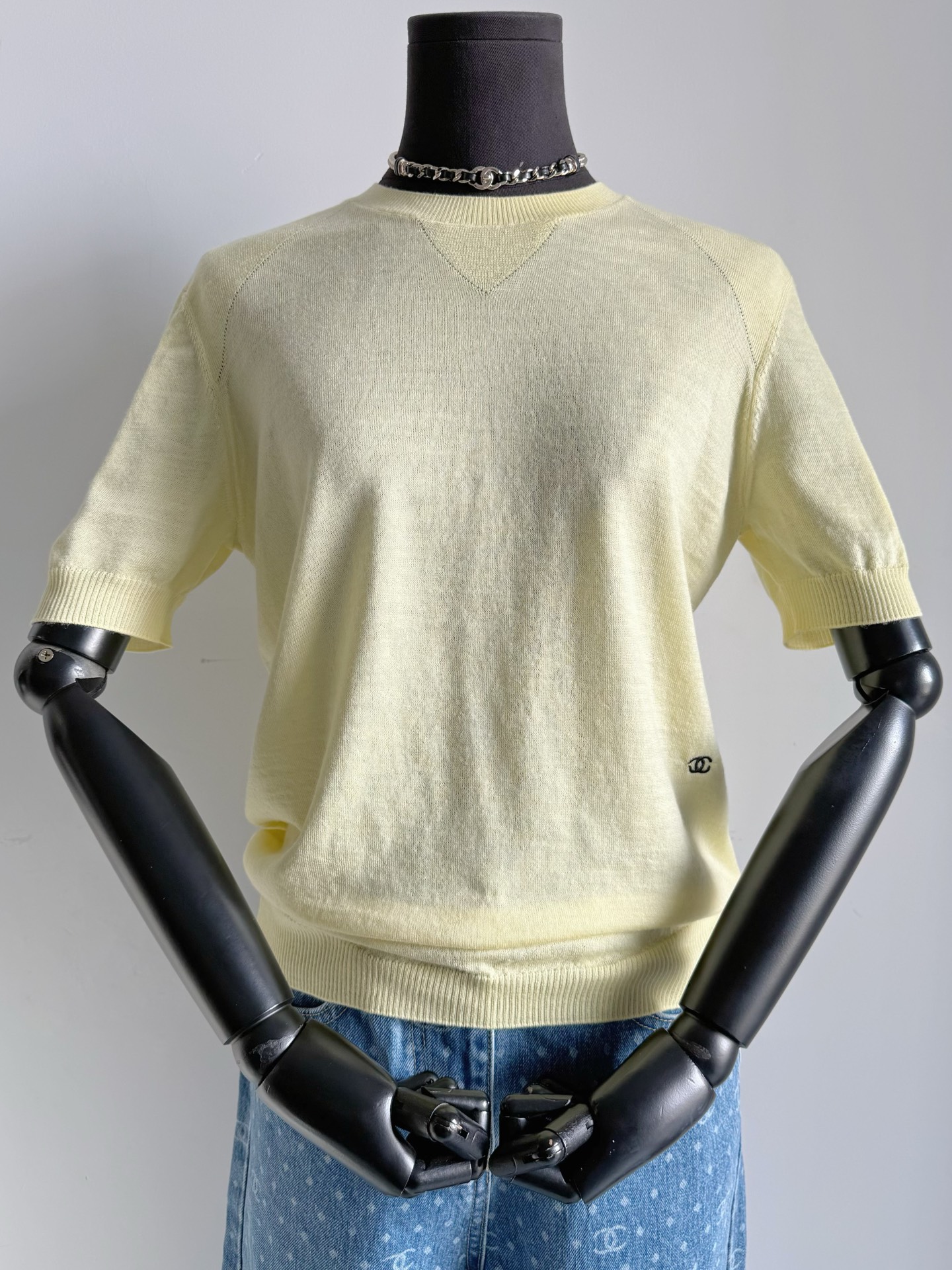 NO:751764,Light yellow·detailed real shot. If I am a private server, I like this color the best. Chane has adjusted the actual color very well. It makes the skin whiter and brighter. It is skin-friendly and breathable in summer. I blindly choose it if I am confused about the color. Chanel,19860909淡黄色·细节实拍图 个人私服的话最喜欢这个配色 chane把这个实物色调调得非常好 显白,抬气色 夏天穿着又亲肤透气 纠结颜色的盲收它,,chanel,,Women's clothing