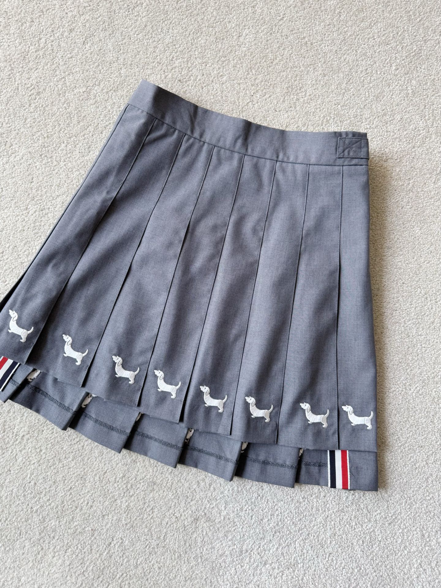 NO:751766,It is a treasure TB that has not been released for a long time!! But every product must be high-quality. The beautiful imported machine puppy embroidered pleated skirt can be said to be the king of all-round matching in spring and summer. Customized fine imitation wool suit fabric, pleated through high temperature + ironing process. The drape is stylish and the pleat details are just right. Three-dimensional tailoring, covering the hips and slimming, especially for women with fake crotch and wide hips. You can boldly try this skirt. You can go out on the street every day without restraint.  This high-quality pleated skirt is what my wife needs,,skirts,business suit,19860909是很久都没有出的宝藏TB !! 但凡出品必定精品 绝美的进口机器小狗刺绣百褶裙 可以说是春夏万能搭配之王. 定制精仿羊毛西装面料 经道道高温+熨烫工序压褶处理 垂坠有型且百褶细节恰到好处 立体剪裁,包臀显瘦 特别是针对假胯宽妈妈臀的这类身形 都可大胆尝试这条半裙 日常出街打卡无拘无束 这种高品质百褶裙太太太需要了,,skirts,business suit,,Women's clothing