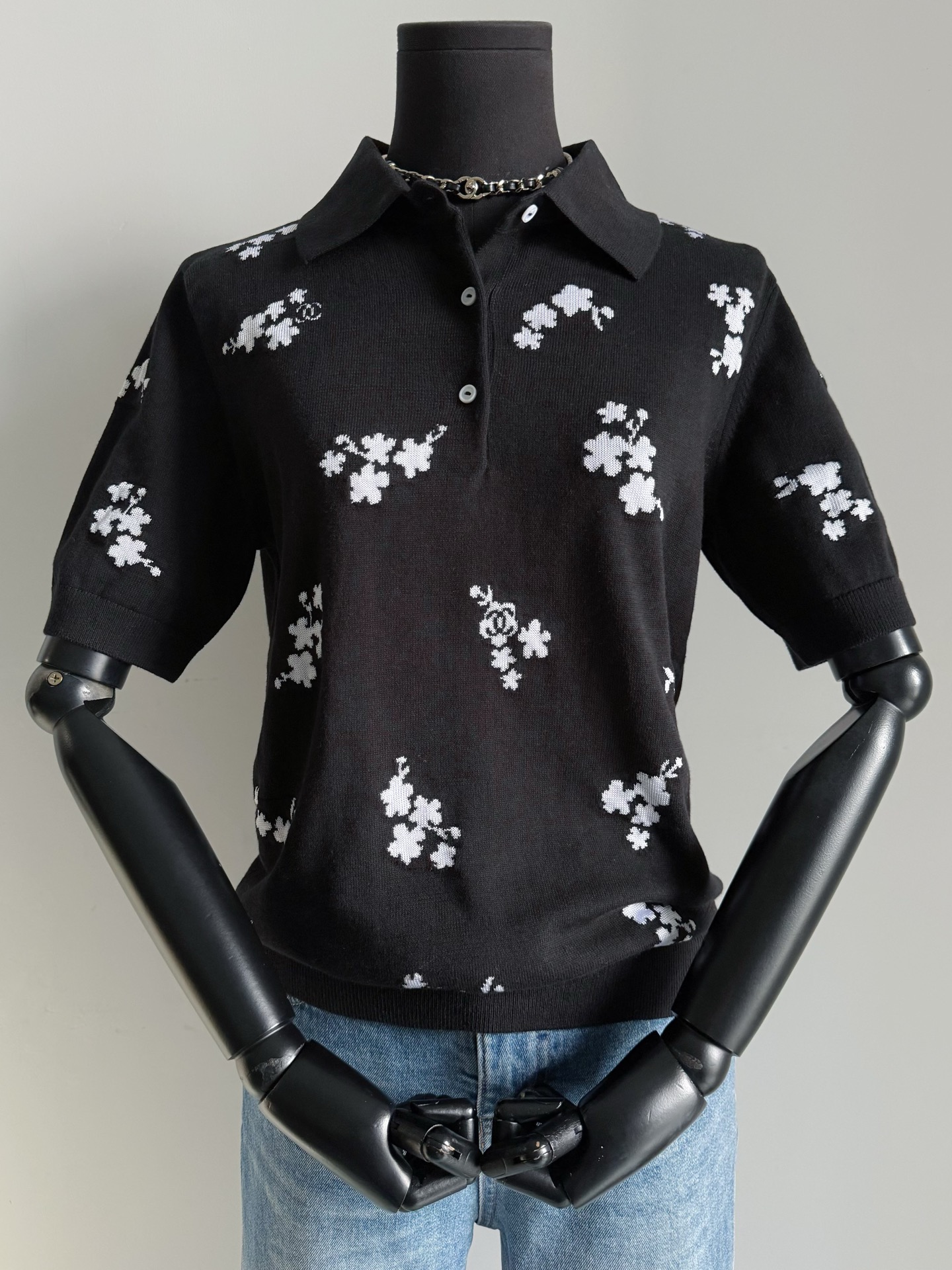 NO:751769,It’s so rare to see chane with such a girlish heart ~~ I dreamed back to the summer in Southern France in the 90s. I tried it on briefly, and the upper body looks better than the real shot!! Made of custom-woven high-quality cotton blended silk material. The wool processing is extremely fine, including the feel and skin-friendliness. Every jacquard is restored to the fullest. Repeated adjustments are consistent in size and position. The lapel Polo design is practical for age reduction. Whether commuting or daily, just wear a pair of jeans ~~,,chanel,jeans,real  silk,19860909好少见到如此少女心的chane ~~ 梦回90S南法的夏天 浅浅试了一下,上身比实拍好看 !! 定织优质棉混纺真丝材质 毛料处理极其精细,包括手感和亲肤度 每一朵提花都还原淋漓尽致 反复调整对位大小位置都一致. 减龄实穿的翻领Polo设计 不论通勤还是日常 随便搭条牛仔裤就行 ~~,,chanel,jeans,real silk,,Women's clothing