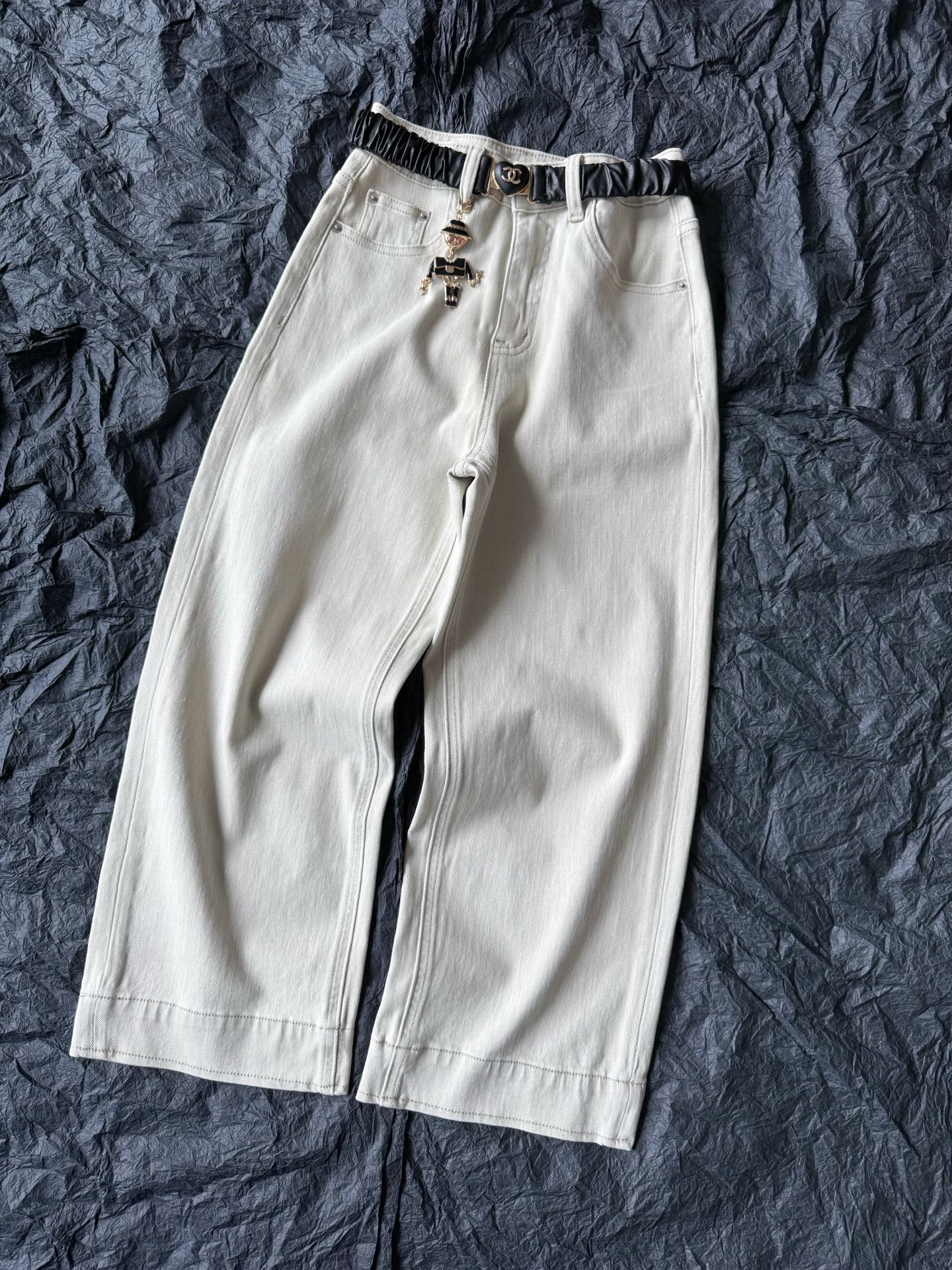 NO:751201,啊啊啊我疯狂打call的中古香神裤 !! 语言都无法表述我对它的喜爱 本月主推,本月骄傲之作 隔着屏幕都感觉到眼前一亮 定制高克重浅杏白斜纹牛仔棉 你看得到清晰的纹路 摸得到扎扎实实的手感 垂坠有型,经久耐穿不易变形. 高品质皮面松紧腰带搭配小机器人 香粉都懂这个小五金的含量 我们是真的量足够大 So I can give you such a price. It can be used in the four seasons of spring, summer, autumn and winter. The first batch of good products will be put into storage, first come first served.19860909啊啊啊我疯狂打call的中古香神裤 !! 语言都无法表述我对它的喜爱 本月主推,本月骄傲之作 隔着屏幕都感觉到眼前一亮 定制高克重浅杏白斜纹牛仔棉 你看得到清晰的纹路 摸得到扎扎实实的手感 垂坠有型,经久耐穿不易变形. 高品质皮面松紧腰带搭配小机器人 香粉都懂这个小五金的含量 我们是真的量足够大 所以能如此价格回馈给你们. 横跨春夏秋冬四个季节都用的到 首批好货入库,先到先得,,,Women's clothing