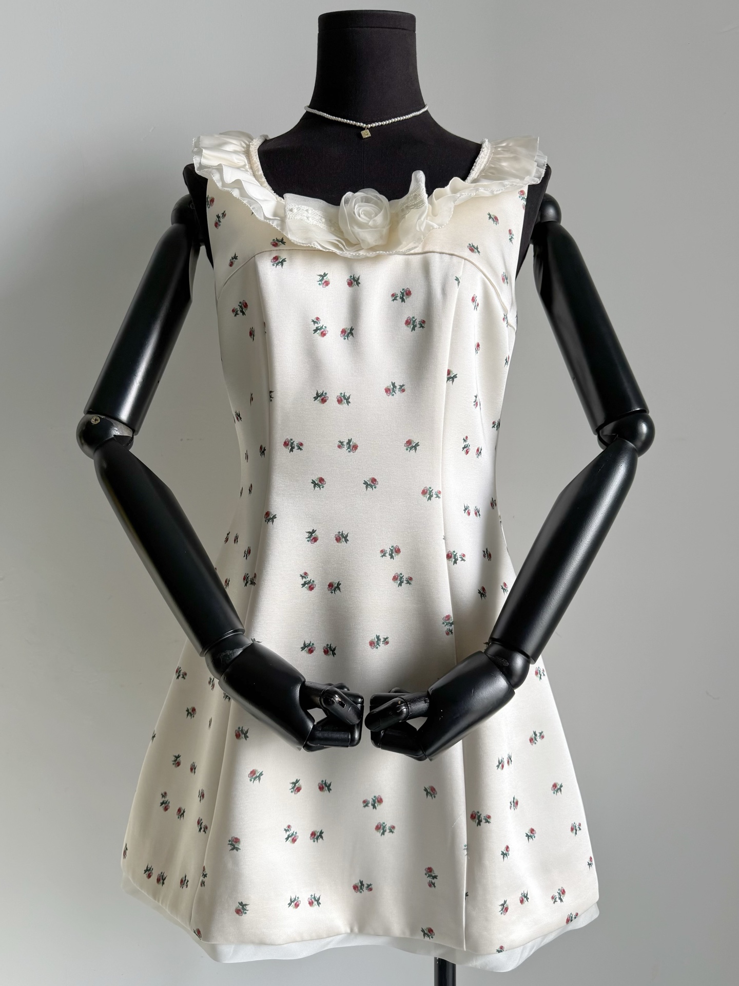 NO:751763,This summer, I also wore the Zhao Lusi co-branded. There is no doubt that the aesthetics are always online. This small skirt is finally in stock. You can only experience its silky feel after you get it. The super textured primary color polyester fabric has a great hand. The high-temperature printing of imported machines is very clear. The large U-neck pattern is spliced with water-soluble lace collar. It has just the right amount of skin exposure. It has just the right balance of cleverness and elegance. I can’t wait for the heat to rise. The drape is visible to the naked eye, including the upper body pattern.  You can all see it intuitively. In fact, I recommend you to try it on your body!!,,skirts,19860909这个夏天,也是穿上赵露思联名了 审美一直在线的毋庸置疑 这条小裙子的大货终于入库了 拿到手才体会得到它的丝滑感 超有质感的原色聚酯面料,手感绝佳 进口机器高温印花清晰无比 大U领版型拼接水溶蕾丝领子 恰到好处露肤度 乖巧和优雅平衡地刚刚好 已经等不及升温啦 垂坠感肉眼可见,包括上身版型 你们都能直观看到 其实更推荐大家上身试 !!,,skirts,,Women's clothing