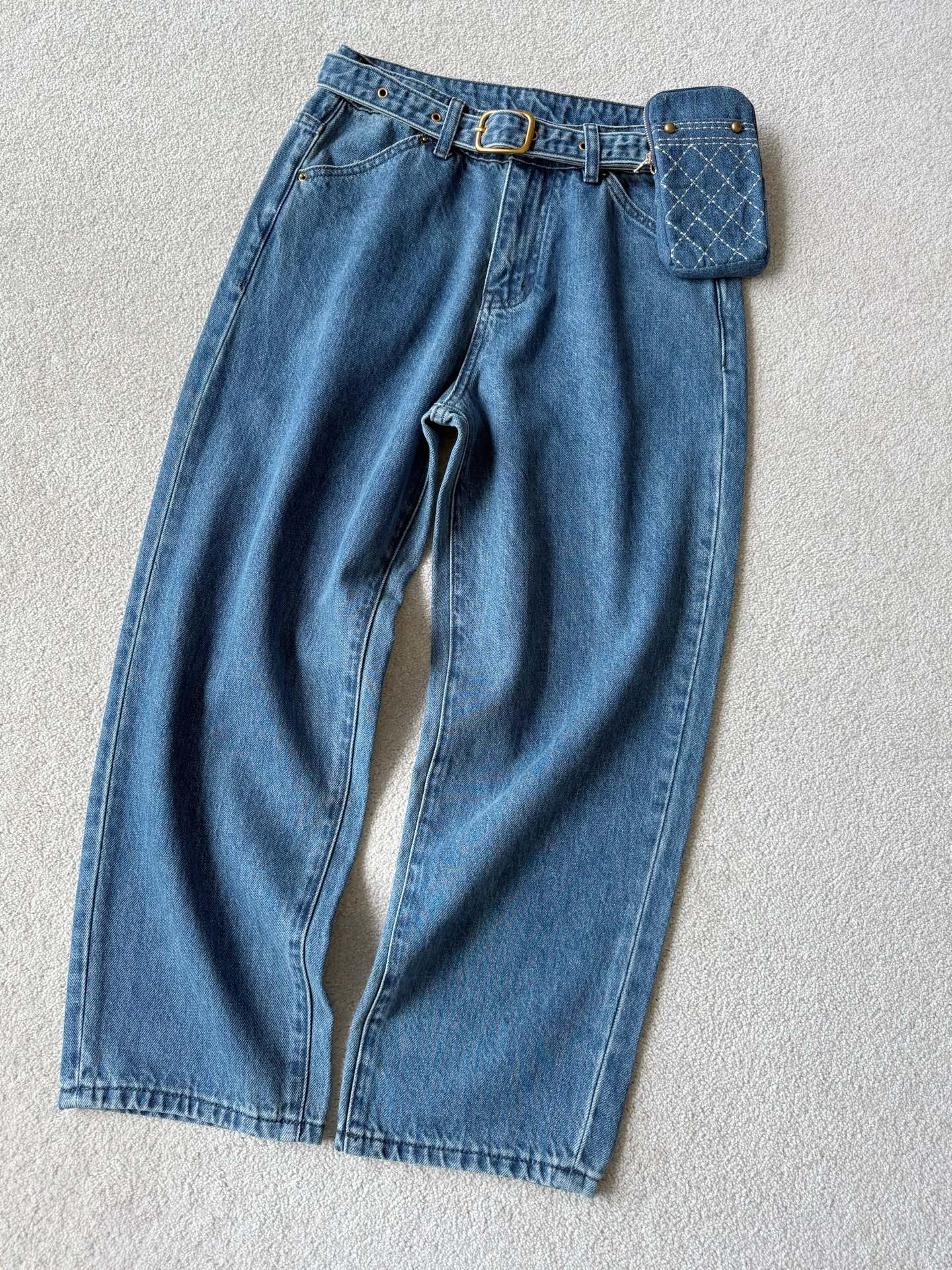 NO:751193,One of my favorites this month: Second-hand chane jeans. Although I am already a major jeans shop, I really can’t find anything like this. !! All the accessories in the picture are delivered. Custom-made blue denim cotton, four-season style. Super slim carrot nine-point trousers. It can be worn by tall and short people. It comes with a belt and exquisite small bag made of the same fabric. A cost-effective item that takes practical wear into account. I can’t help but recommend it to all customers ~~  The first batch of good goods are in storage and shipped every day, chanel, jeans,19860909本月心头爱之一·中古chane牛仔裤 虽然已经是铁打的牛仔裤大户 但这种品相的,真心可遇不可求阿 !! 图中所有配件都是配送好的 定制正蓝色牛仔棉,四季款 超显瘦的萝卜九分裤裤型 高矮个子都能随意驾驭 配送同面料腰带和精致小包 一条性价比兼顾实穿性的单品 忍不住向所有顾客安利 ~~ 首批好货入库,每天都发,,chanel,jeans,,Women's clothing