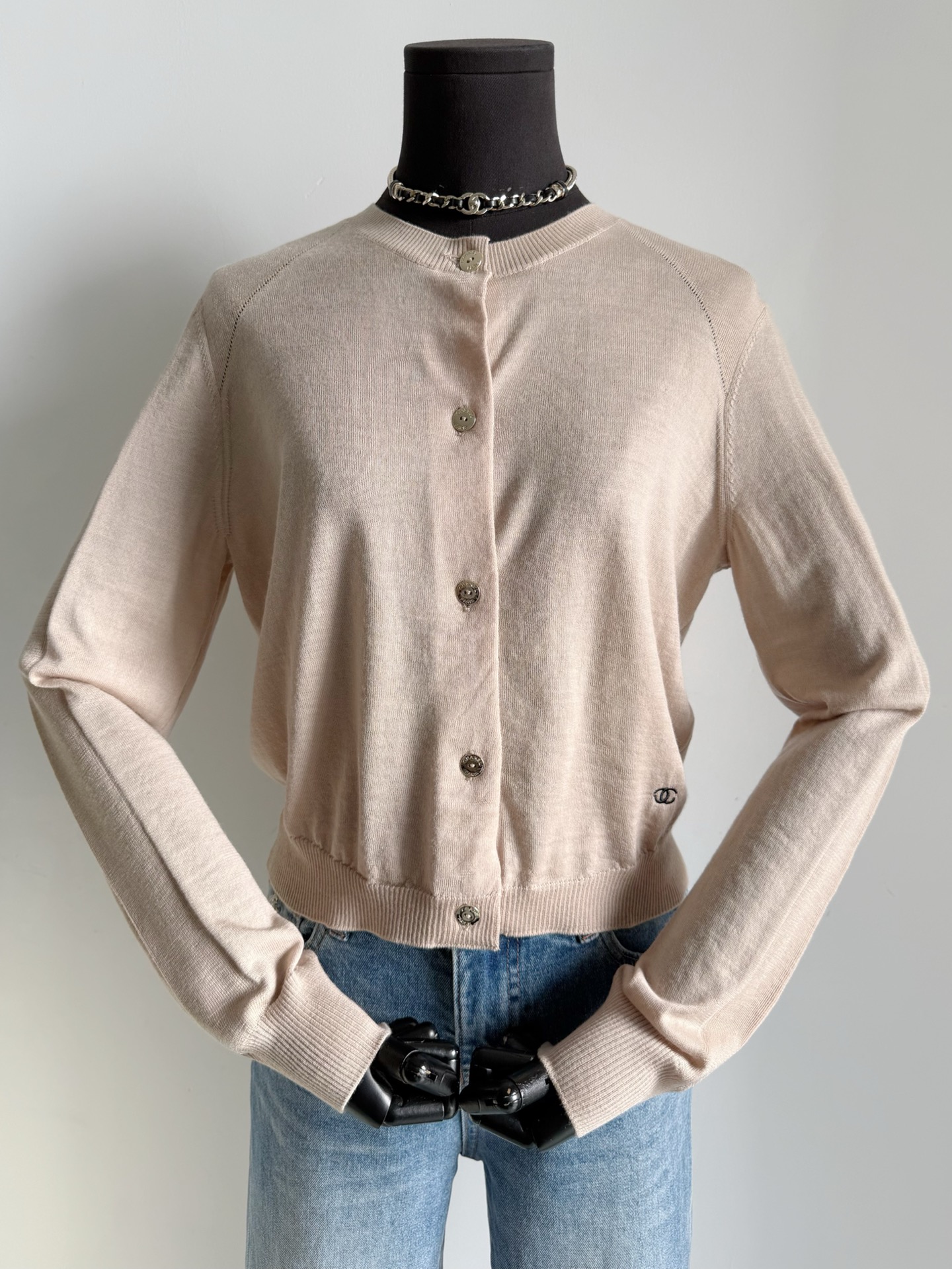 NO:751197,Simple but definitely not simple!! The cardigan that looks easy to make is actually all about the details. Be sure to buy it from us at yb to truly restore the original model. In fact, the essence is all in the sewing plate. Customized ultra-fine cashmere wool blended silk. It is by no means an ordinary weaving method. It is very sophisticated. The machine requirements are also very high. The skin-friendly feeling can reach the level of international baby fabrics. The smaller the double logo, the more sophisticated the craftsmanship. I won’t say much else, just provide the purchase picture, real silk,19860909简约却也绝对不简单 !! 看起来好做的开衫,其实都是细节 认准我们yb购入,真正还原版型 其实精髓都在缝盘上 定制极细羊绒毛料混纺真丝 绝不普通的一个织法,非常考究 对机器要求也极高 亲肤感可达到国际婴儿织物级别. 越小的双Clogo越考究工艺 别的我不多说,直接奉上购买图,,real silk,,Women's clothing