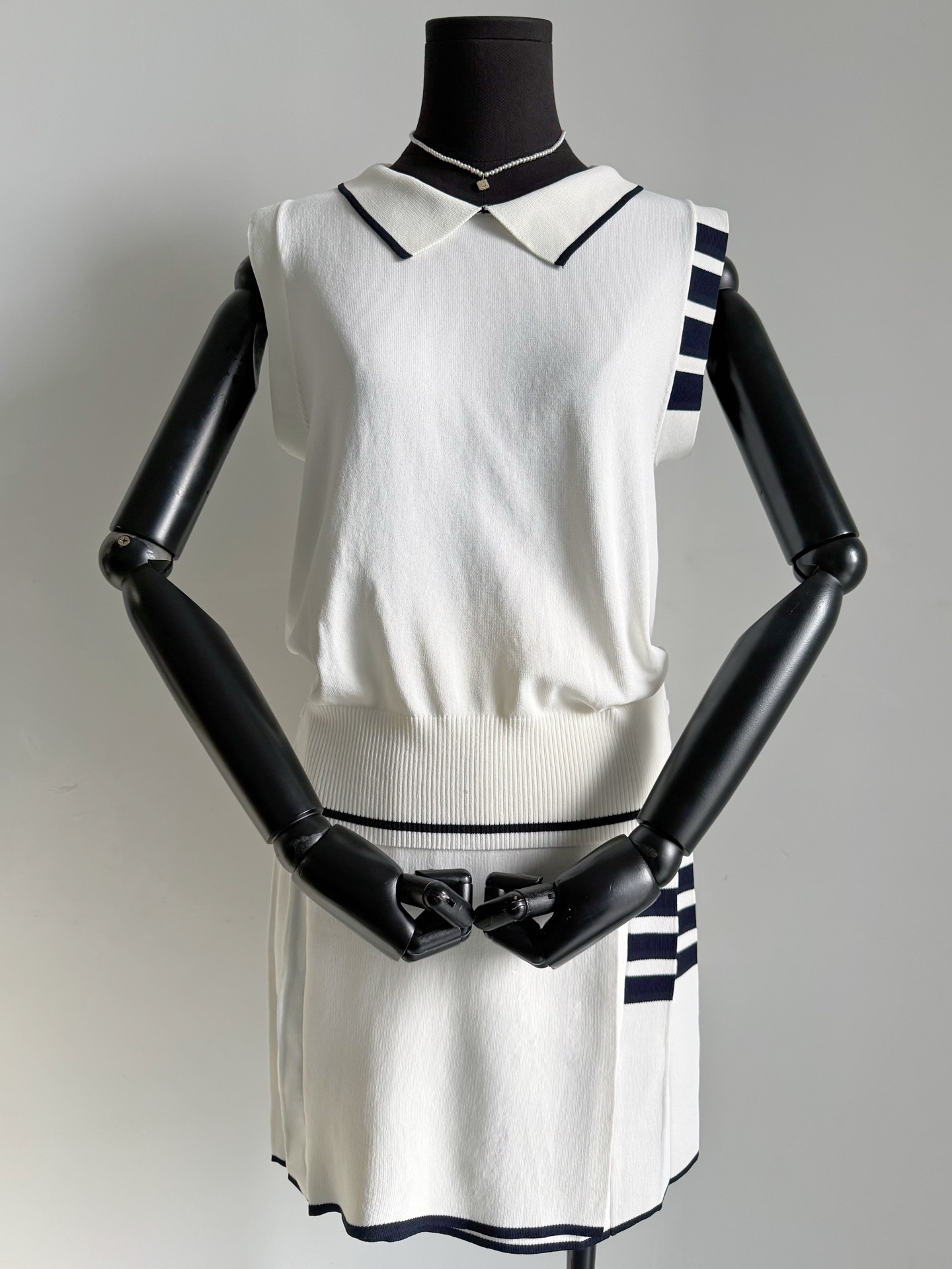 NO:752328,Everyone praises the TB collegiate style series. The four-stripe knitted vest + knitted skirt is outstanding whether worn as a set or separately. Carefully selected and softly treated wool is elastic and very skin-friendly and can be worn next to the body without restraint ~~ The classic four-stripe woven polo lapel vest paired with a four-stripe knitted pleated skirt are classic TB elements that will never go out of style. Wear them for daily street wear/traveling or when playing golf or tennis. It can make you look young and beautiful without any effort.  !!,,skirts,19860909人见人夸的TB学院风系列 四条杠针织背心+针织半裙 不论成套穿,还是分开搭都出挑 经过精心挑选和柔软处理的毛料 富有弹力的同时非常亲肤 可贴身穿无拘无束 ~~ 经典四条杠织造polo翻领背心 搭配四条杠针织百褶裙 都是TB经典元素,永不过时 日常出街穿/旅行穿 或者打高尔夫网球运动时穿 它都能当你不费力显嫩又漂亮 !!,,skirts,,Women's clothing