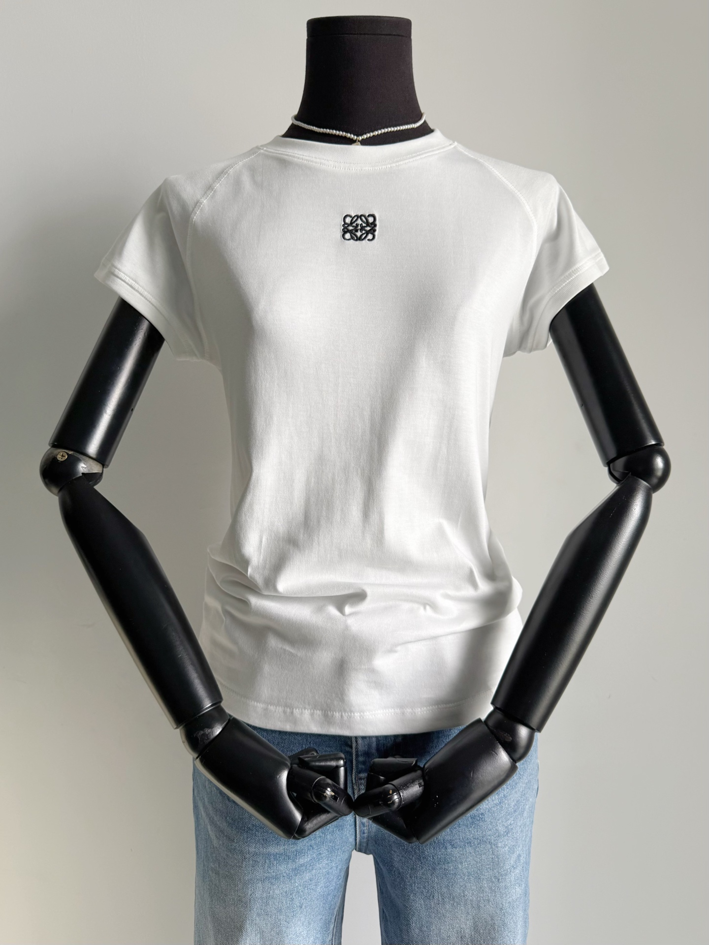 NO:762630,Continuously replenishing orders for more than 6 batches. The word-of-mouth model Loe with its own sales. This cute little tee is praised by everyone!! What a simple design. The version should not be underestimated. People who are different from the previous tee shirts will know its excellence. The small flying sleeves on the shoulders especially hide the flesh. Easily bid farewell to all kinds of fat on the arms ~~ Customized pure cotton silky fabric. The feel/skin-friendliness is very good. Small logo details can be challenged with a magnifying glass, loewe,19860909持续补单6批以上 自带销量的口碑款tee loe这件小可爱人见人夸 !! 好一个简约设计 版型不可小觑,区别以往的tee 上身的人就知它的优秀 正肩小飞袖特别藏肉 轻松告别手臂各种拜拜肉 ~~ 定制纯棉丝滑面料 手感/亲肤度都非常好 小logo细节可用放大镜挑战,,loewe,,Women's clothing