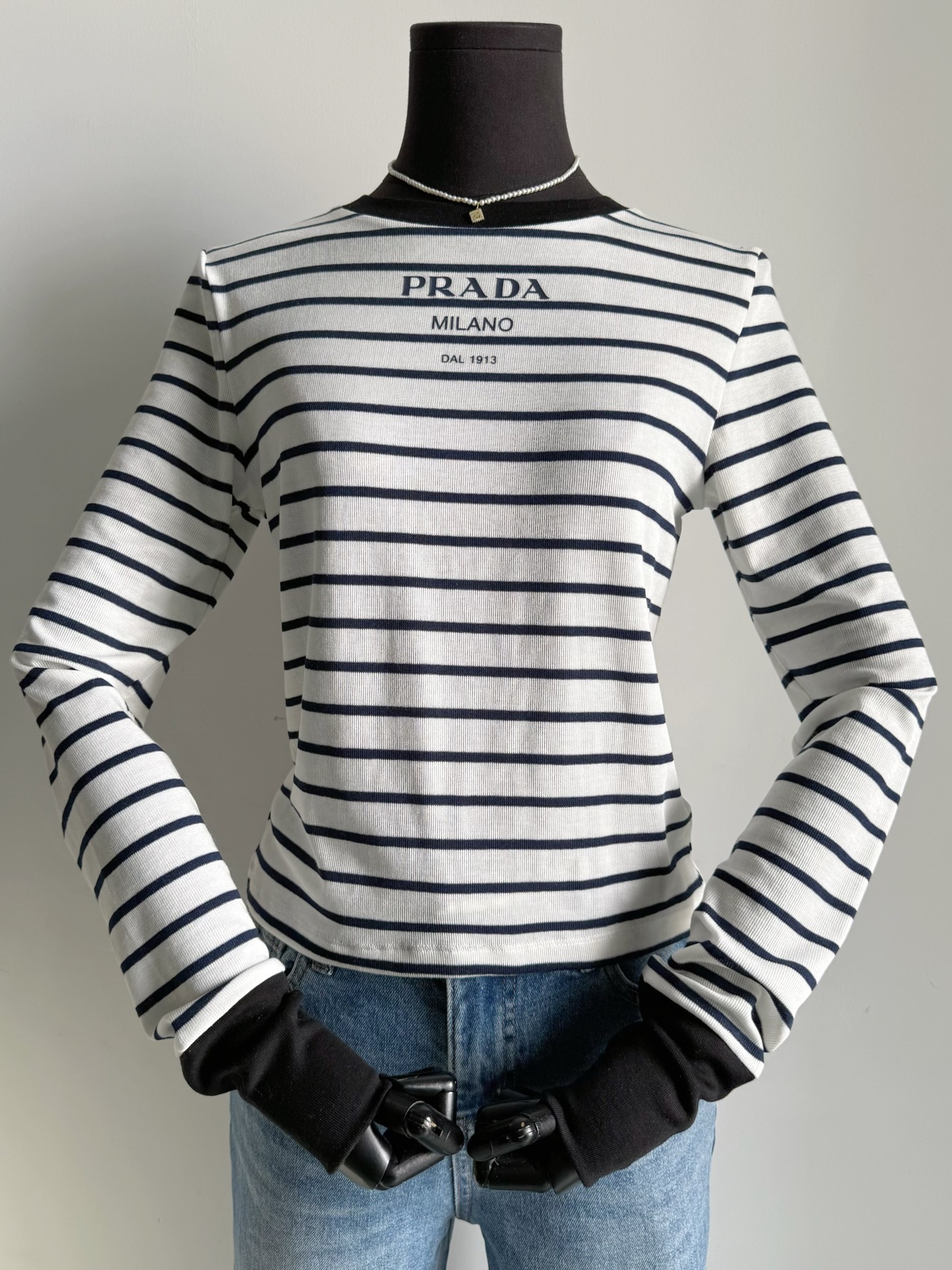 NO:752343,It is a must-have item during the transitional season. It is worth buying a long-sleeved tee. Anyone who has bought my base shirt will know it~~ The fabric ratio of 20 wool and 80 Tencel is perfect. Customers who pay attention to comfort are in luck. It is not only full of elasticity, but also feels close to the skin. It is slim but not tight. It has an exclusive small logo embellishment on the chest. Stripe lovers really can't refuse this piece.19860909过渡季节刚需款 值得买一件囤一件的长袖tee 入手过我家打底衫的都懂 ~~ 20羊毛80天丝绝好的面料配比 注重舒适度的顾客有福了 不仅回弹性十足,亲肤感也拉满 修身显瘦却不是紧绷的那种 胸前专属小logo点缀 条纹控实在无法拒绝这一件,,,Women's clothing