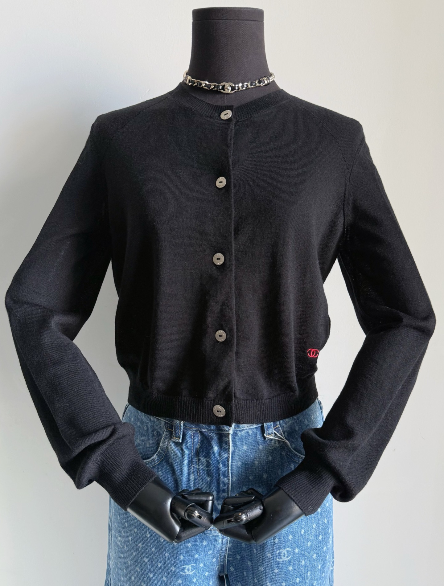 NO:792781,Actual photos of black details. I really like this small contrasting logo. I’m attracted by it at first glance. It’s low-key and easy to wear.19860909黑色·细节实拍图 好喜欢这个撞色小logo 一眼心动,低调好穿,,,Women's clothing