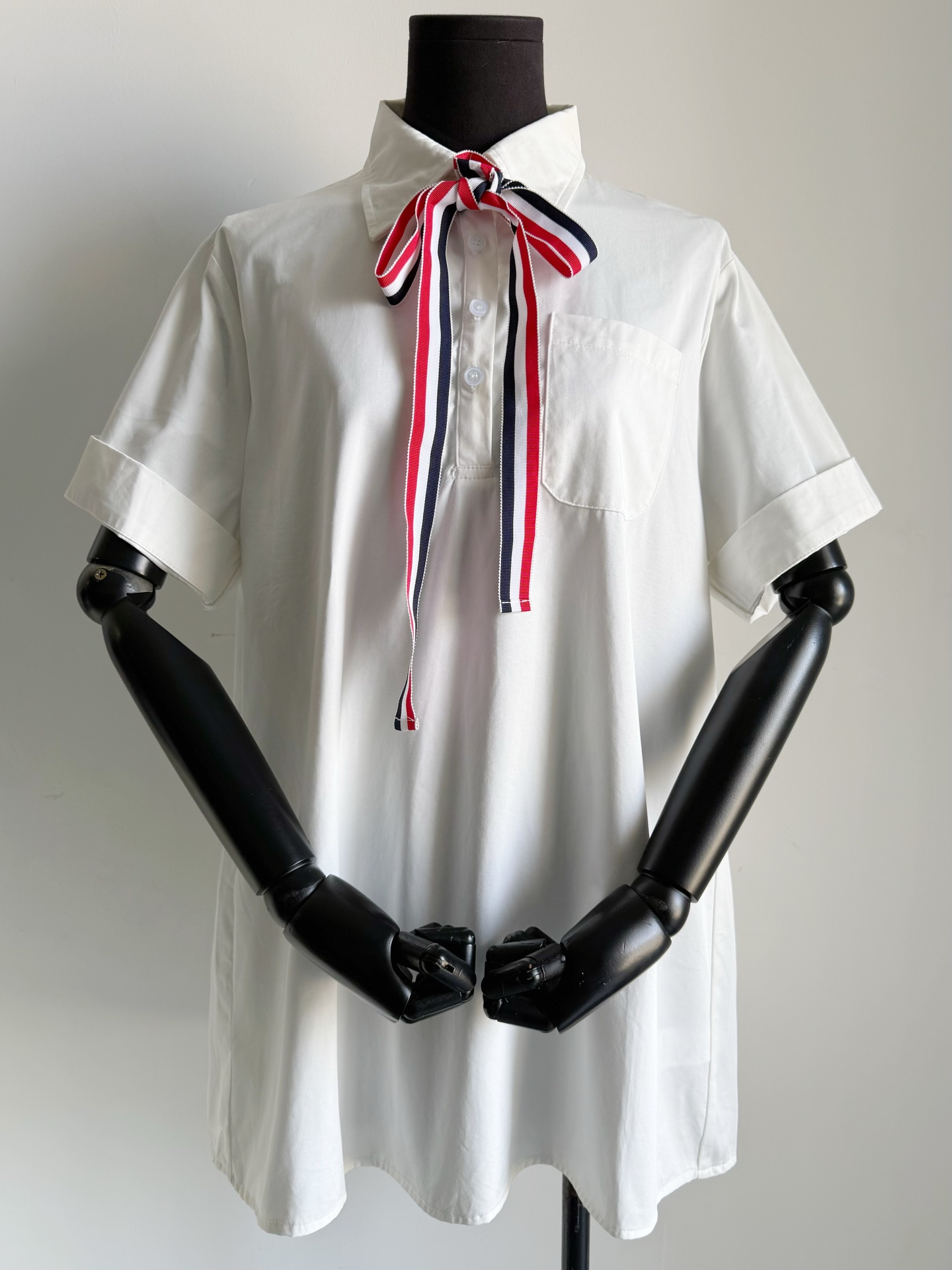 NO:753352,I am also very good at choosing styles!! I promise to keep enriching your wardrobe and I have really fulfilled my promise. Sharing the rare TB bow collar shirt dress, you can see the tolerance of the style. Not only tall, short, fat, thin, you can control it at will, and wear it with your own different feeling ~~ Customized high-weight pure cotton shirt fabric, three-dimensional tailoring, durable long loose fit, with classic webbing bow, detachable to meet different dressing needs  I won’t say much else, smart speed, skirts, shirts,19860909我也太会选款了 !! 承诺不断丰富你们的衣橱 我是真的有落到实处的. 分享稀缺的TB蝴蝶结领子衬衫裙 可以看得到版型的包容度 不仅高矮胖瘦,都可随意驾驭 穿出自己不一样的feel ~~ 定制高克重纯棉衬衫面料 立体剪裁,经久耐穿的长款宽松版型 搭配经典织带蝴蝶结,可拆卸 满足不同穿搭需求 别的我都不多说,聪明的速度,,skirts,shirts,,Women's clothing