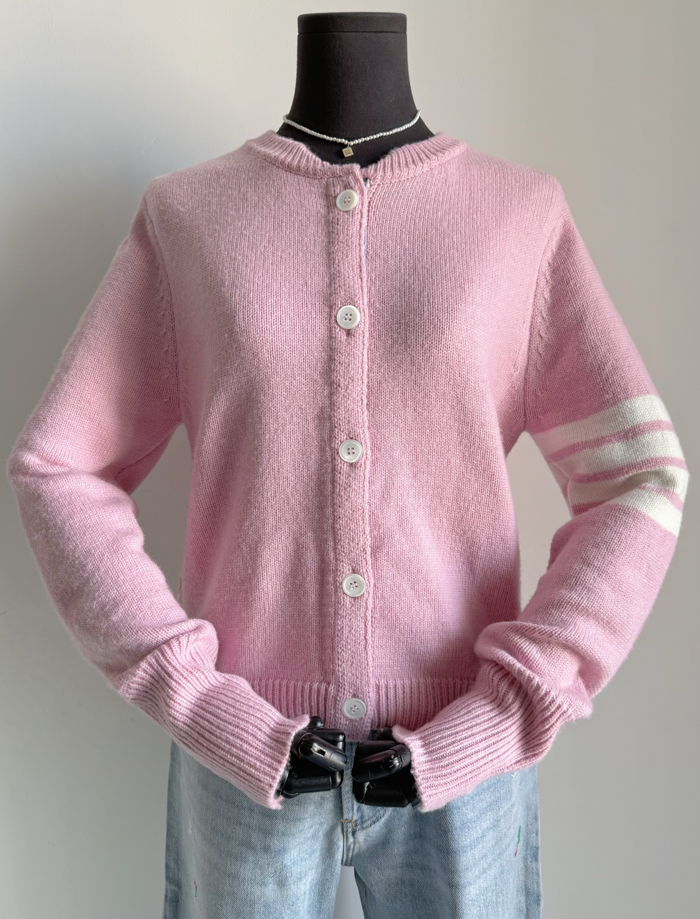 NO:759097,There is no doubt that I fell in love with TB powder at first sight. The cupboard is already out of stock!! The saturation is far more beautiful than I imagined. The pink wool wool that is dyed in a vat is white and uplifting, very suitable for spring and summer. The wool is extremely comfortable after being softened. The German imported machine alienated puppy pattern can be restored accurately to the number of stitches, so you can compare it at will. The classic three-stripe contrasting color on the sleeves not only reduces age but also has an iconic element. Love it, love it.19860909毫无疑问一眼就爱上的TB粉 柜子已经开始断货 !! 这个饱和度美得远超我的想象 包缸定染的粉色羊毛毛料 显白抬气色,非常适合春夏 毛料经柔软处理之后舒适性极佳 德国进口机器异化小狗图案 精确到针数还原,随意对比 袖子上经典三条杠撞色 既减龄又有标识性元素爱啦爱啦,,,Women's clothing