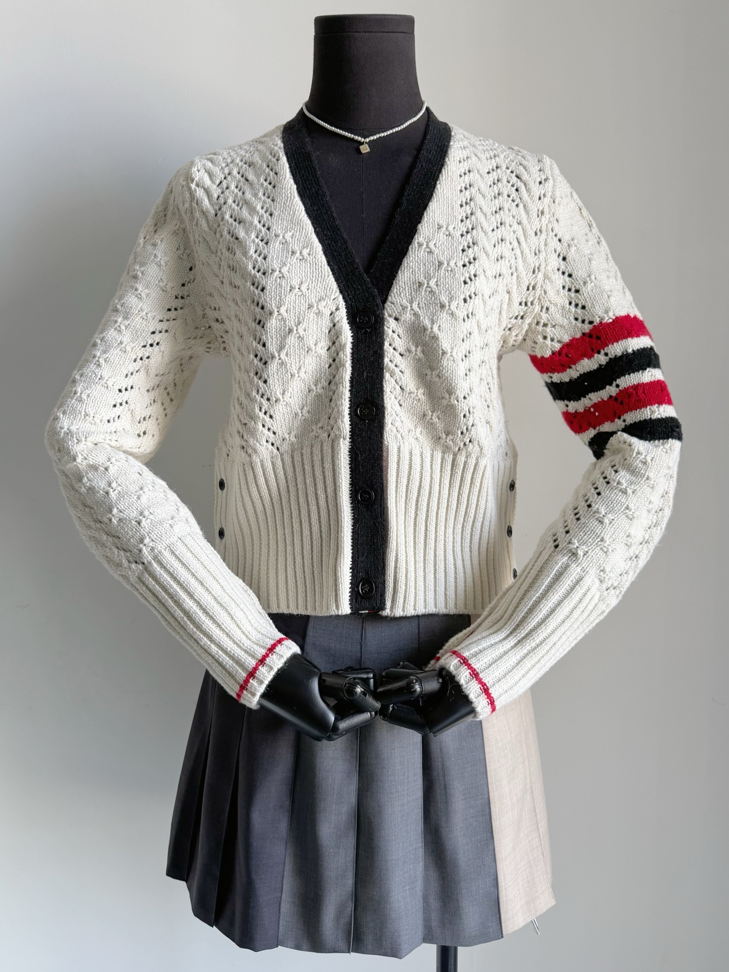 NO:753343,Continue to update this month’s featured · Boutique TB series. A long-term wardrobe, you can close your eyes to collect this hollow cardigan. This hollow cardigan is a labor of love!! Custom-woven and dyed wool, a variety of classic colors. Ultra-fine hollow weaving by imported machines. You can see the overall texture and layering. It is not the light version on the market. I have a V-neck with thickness and feel. The contrasting colors show tenderness and enhance the temperament. It is suitable for daily going out or commuting to work~~,,19860909继续更新本月主推·精品TB系列 长期主义衣橱,可以闭眼来收 这件镂空开衫可算是煞费苦心了 !! 定织定染羊毛毛料,多种经典配色 进口机器超精细镂空织造 看得到整体的肌理感,层次感 不是市面轻飘飘的版本 我家是有厚度,有手感的 V领撞色显嫩抬气质 不论日常出门还是通勤上班都适合~~,,,Women's clothing