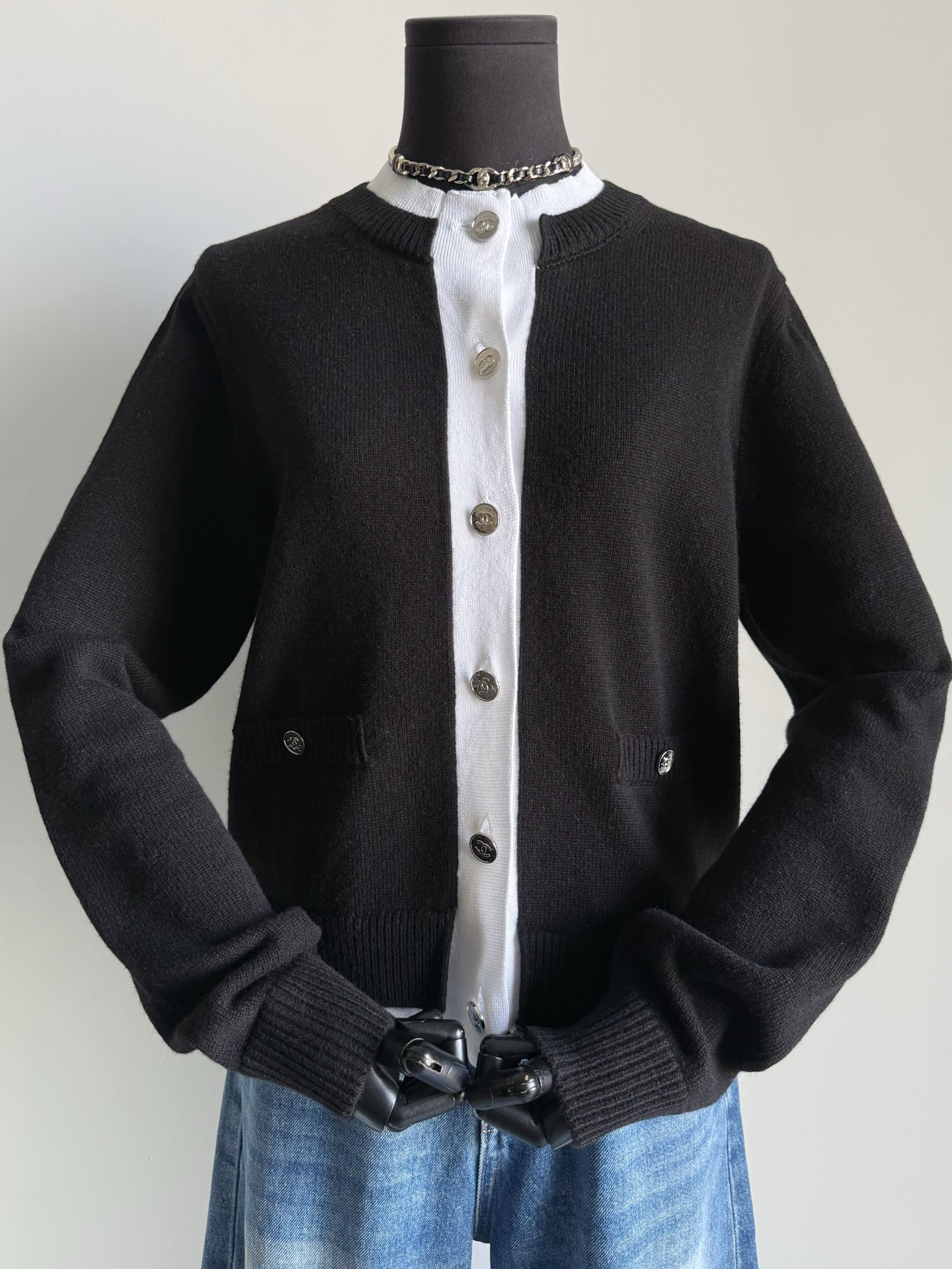 NO:762092,Black and white color matching·detailed real photos. If you are confused about which color to choose, just blindly enter the black. The real thing is very high-end, eye-catching and atmospheric. It is also a classic color combination of Xiangjia that will never go out of style ~,,chanel,19860909黑白拼色·细节实拍图 如果纠结颜色选哪一个 直接盲入黑色就可以. 实物非常高级耐看又大气 也是香家经典配色永不过时喔 ~,,chanel,,Women's clothing