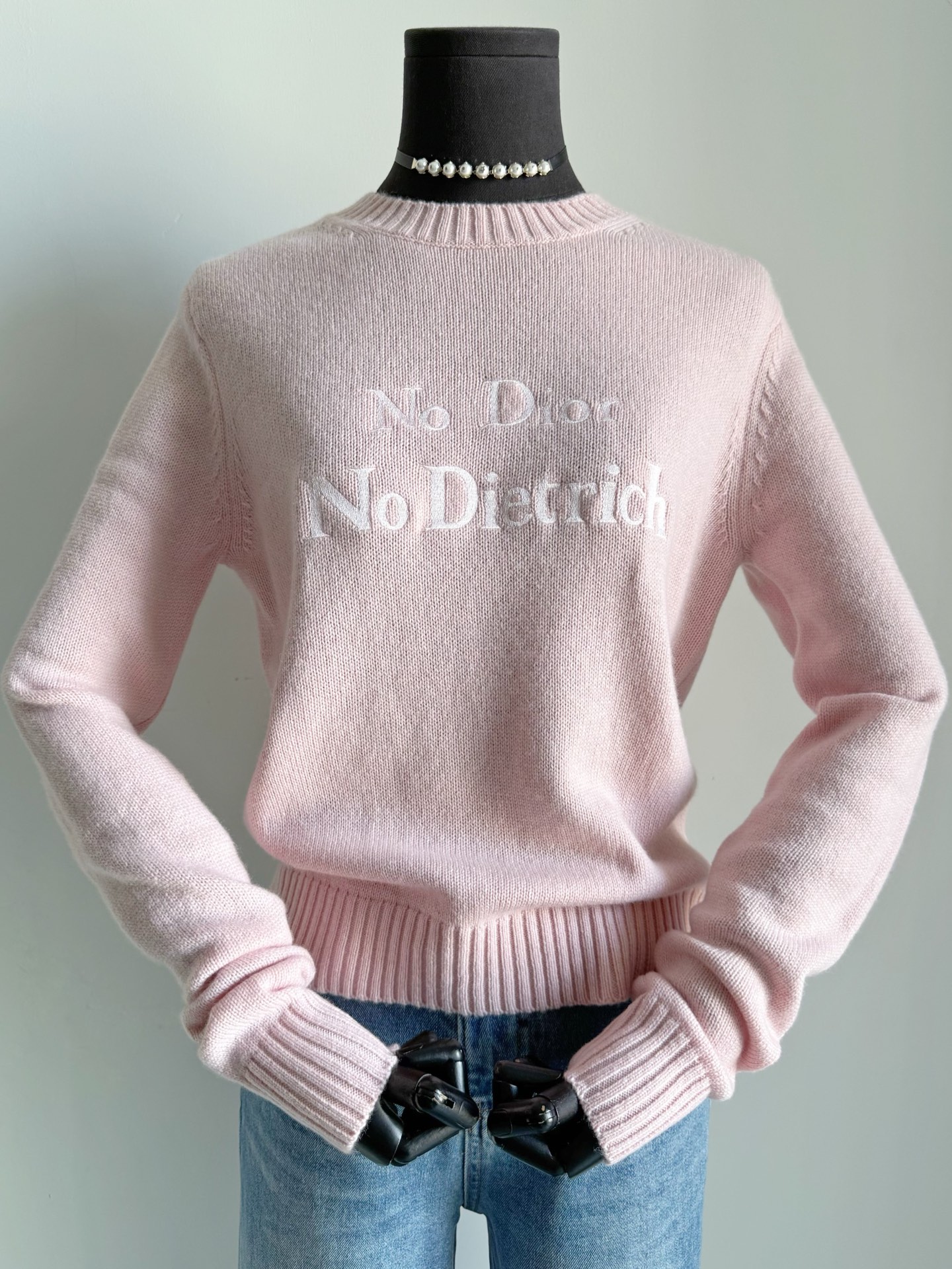 NO:757686,The high-end sense never needs to be complicated and blends into the good aesthetics of daily life. DR balances low-key and exquisiteness just right, allowing the pink color to run through the entire spring and summer ~~ Custom-woven light pink cashmere wool, rich layers. Plain embroidery with matte embroidery thread in the same color restores the essence of the letters, clean and neat. The classic right-shoulder H version is not bloated and the upper body is not bloated, which makes it more energetic. It can be paired with all kinds of jeans and skirts in the beginning of spring.  You can easily control your daily elegance, skirts, jeans, etc.19860909高级感从来不用复杂堆砌 融入日常的好审美 DR将低调与精致,平衡得刚刚好 让粉嫩的配色贯穿整个春夏 ~~ 定织淡粉色调羊绒毛料,层次丰富 同色系哑光绣线平纹刺绣 还原字母精髓,干净利落 经典的正肩H版型 上身不臃肿更显精气神 开春搭配各类牛仔裤,半裙 都能轻松拿捏日常矜贵,,skirts,jeans,,Women's clothing