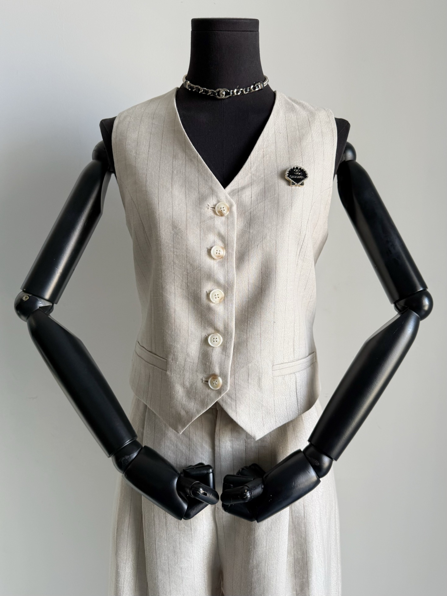 NO:790573,Satisfies all my requirements for old money style. Vintage mid-range Tencel linen waist waistcoat and wide-leg trousers suit ~~ It is so worth buying two items at one price. Made of excellent linen Tencel and gold silk fabrics. Breathable and comfortable, draped and stylish. It can easily span the three seasons of spring, summer and autumn. V-neck waistcoat with small brooch. Paired with mid-high-waisted wide-leg suit pants. It has different charms as a set or separately. It is a good aesthetic suit for daily business.  suit, brooch, breastpin,19860909满足我对老钱风的所有要求 vintage中古香 天丝亚麻收腰马甲加阔腿裤套装 ~~ 一个价格购入两件单品太值了 绝好的亚麻天丝和金丝面料制作 透气舒适,垂坠有型 轻松横跨春夏秋三个季节. V领可收腰马甲配小胸针 搭配中高腰阔腿西装裤 成套或者分开搭都有不同韵味 妥妥的融入日常的好审美套装,,business suit,brooch，breastpin,,Women's clothing