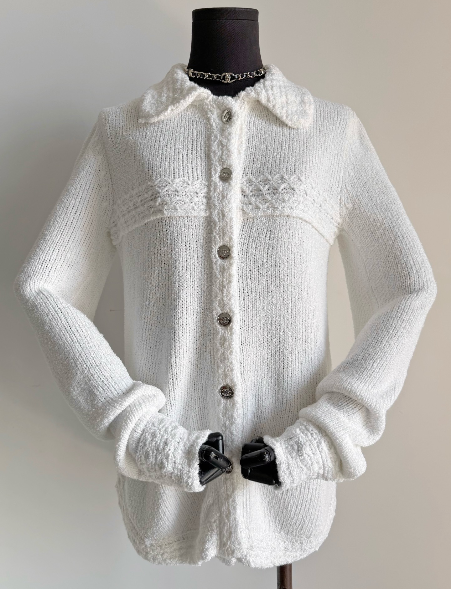 NO:757691,Following my family's footsteps, I put this shirt on with my cabinet vic. I really can't put it down!! Chane's minimalist white moonlight is so beautiful. I would like to emphasize that this special yarn is by no means ordinary, solid and feels, but not stuffy and frizzy at all. Once you get it, you will know the benefits of custom-woven wool. Imported machine-woven doll collar and placket hemming, including the details of the knitting number and sewing plate. There are many manual hand-picked parts, which is time-consuming and labor-intensive. It is low-key and blends into the daily elegance and luxury.  This is really the best choice!!,,chanel,19860909紧跟我家步伐,和柜子vic一起穿上 这件小衫我是真的爱不释手 !! chane极简白月光美不胜收 我特别强调一下这个特种纱线 绝不普通,扎实有手感 却一点也不闷热毛躁 到手就知道定织毛料的好处了. 进口机器织造娃娃领和门襟收边 包括织数和缝盘的细节 人工手挑部分很多,耗时耗力 低调融入日常的优雅奢贵感 这件真是最佳选择 !!,,chanel,,Women's clothing