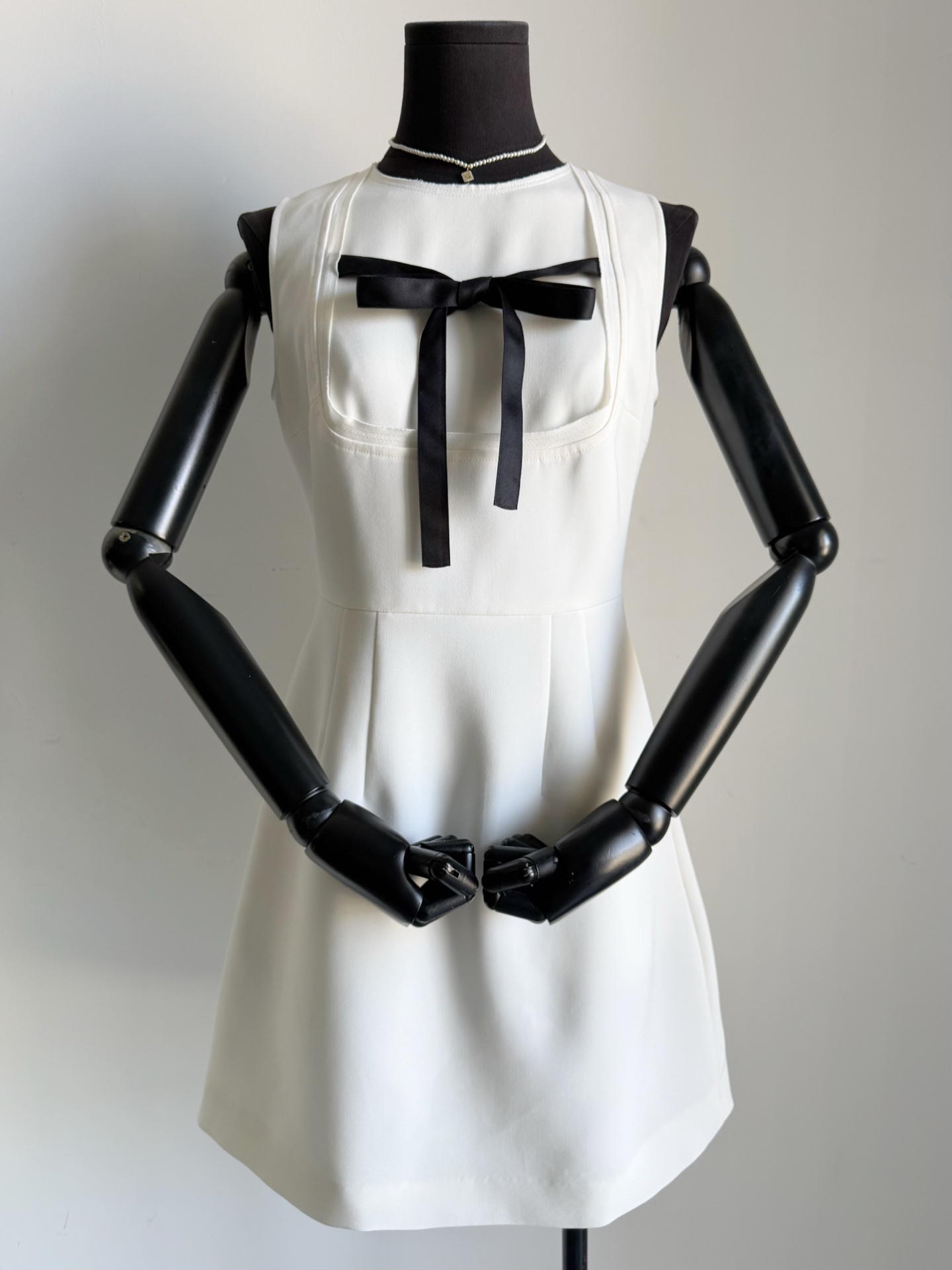 NO:759082,Meet your dressing needs for various high-end occasions. Prad@ Beautiful Fairy Skirt. The first batch of good products are here on a first-come, first-served basis ~~ The real thing is really fascinating. Real photos of the model's upper body, intuitively showing the pattern for you. Look for the exquisite tailoring by our master's master to beautify the proportion and make you slim. Be sure to look for my custom-made sheep wool to have such a drape and shape. Exquisitely cut on the chest, embellished with bow ribbons.  The balance between elegance and cleverness is just right, prada,skirts,19860909满足你各种高端场合的穿搭需求 Prad@绝美仙女裙 首批好货来了先到先得 ~~ 实物实在是让人着迷 模特上身实拍,直观为你展现版型 认准我家老师傅精工剪裁 美化比例修身显瘦. 一定要认准我家定制的绵羊毛毛料 才有如此垂坠感和版型 胸前精致剪裁,点缀蝴蝶结丝带 优雅与乖巧平衡得刚刚好,,prada,skirts,,Women's clothing