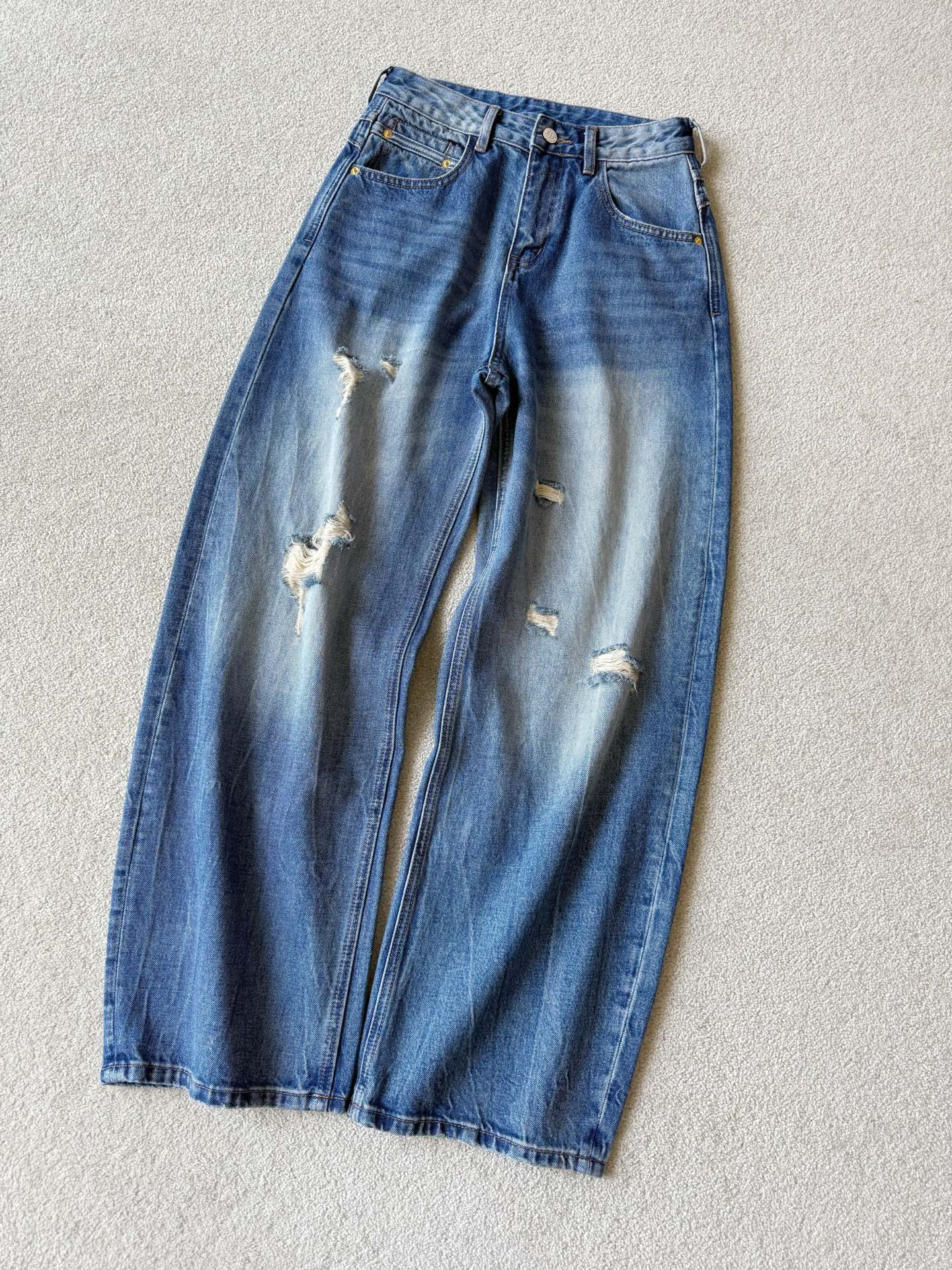 NO:759120,The right blue jeans that are a must-have in the wardrobe. The simpler, the more durable they are. Good aesthetics don’t need logos to embellish them. An evergreen style that runs through spring, summer and autumn. Customized high-weight denim cotton, the color is very positive. Hand-made holes, added texture to make it look old. Replacement orders may not be as perfect as this batch, so be smart to get them when they are in stock. Mid-high waist three-dimensional cut scimitar version. Looks good with various tees/sweaters/shirts, jeans, sweaters, shirts,19860909衣橱刚需款正蓝色牛仔裤 越简单越经久耐穿 好审美根本不需要logo来点缀. 贯穿春夏秋的常青款 定制高克重牛仔棉,颜色非常正 手工磨破破洞,加纹路做旧感 补单都不一定有这一批这么完美 所以聪明的趁现货收 中高腰立体剪裁弯刀版型 搭配各种tee/毛衣/衬衫都好看,,jeans,sweaters,shirts,,Women's clothing