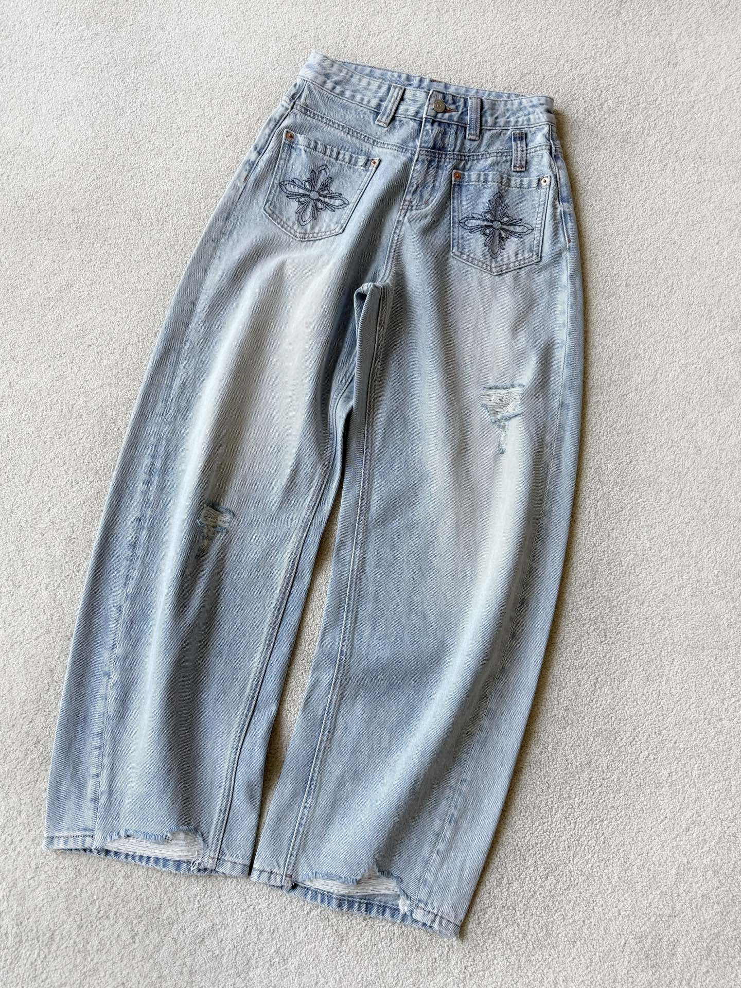 NO:762624,Good fit jeans that are needed in all seasons. This light blue distressed feeling is what I fell in love with at first sight~~ Customized soft denim cotton, environmentally friendly washing. A layer of whitish distressed feeling is very high-end. Three-dimensional tailoring, mid-high waist scimitar pants. Everyone who has worn them knows its gold content. High-end cross pattern printing and hand-worn holes. Needless to say, fashionable elements are gathered together,,jeans,19860909四季都很需要的好版型牛仔裤 这条淡蓝色做旧感 是我一眼就爱上的feel ~~ 定制柔软牛仔棉,环保洗水 一层泛白的做旧感非常高级 立体剪裁中高腰弯刀裤型 穿过的都懂它的含金量 高级十字花印花加手工磨破破洞 时髦元素集齐了无需多言,,jeans,,Women's clothing