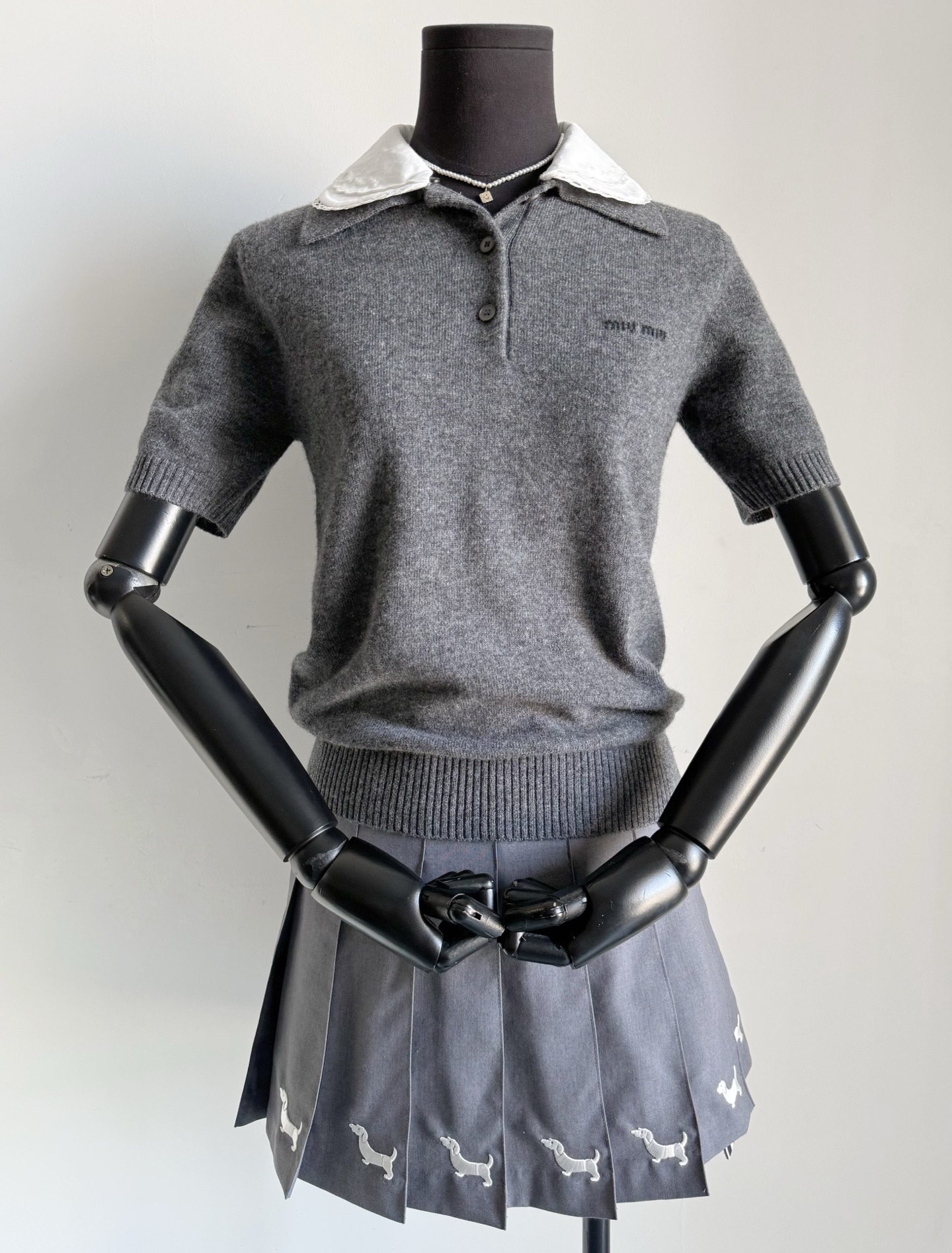 NO:760599,The detachable doll collar cashmere sweater that everyone has been waiting for has finally been released. There are many versions on the market. Look for our real shot, the high cashmere version. The floral gray wool that is packaged and dyed has no color difference. The detachable doll collar can meet different dressing needs. The H-shaped hem of the right shoulder is waist-cinching. Whether it is paired with a skirt or jeans, it can show off the proportions just right. Skirts, jeans,19860909让各位久等了 可拆卸娃娃领羊绒小衫 终于不负众望出货啦 ~~ 市面出货的版本很多 认准我们实拍,羊绒高版本 包缸定染的花灰色毛料无色差 可拆卸的娃娃领,满足不同穿搭需求 正肩H型下摆收腰 不论搭配半裙还是牛仔裤 都能恰到好处彰显好比例,,skirts,jeans,,Women's clothing