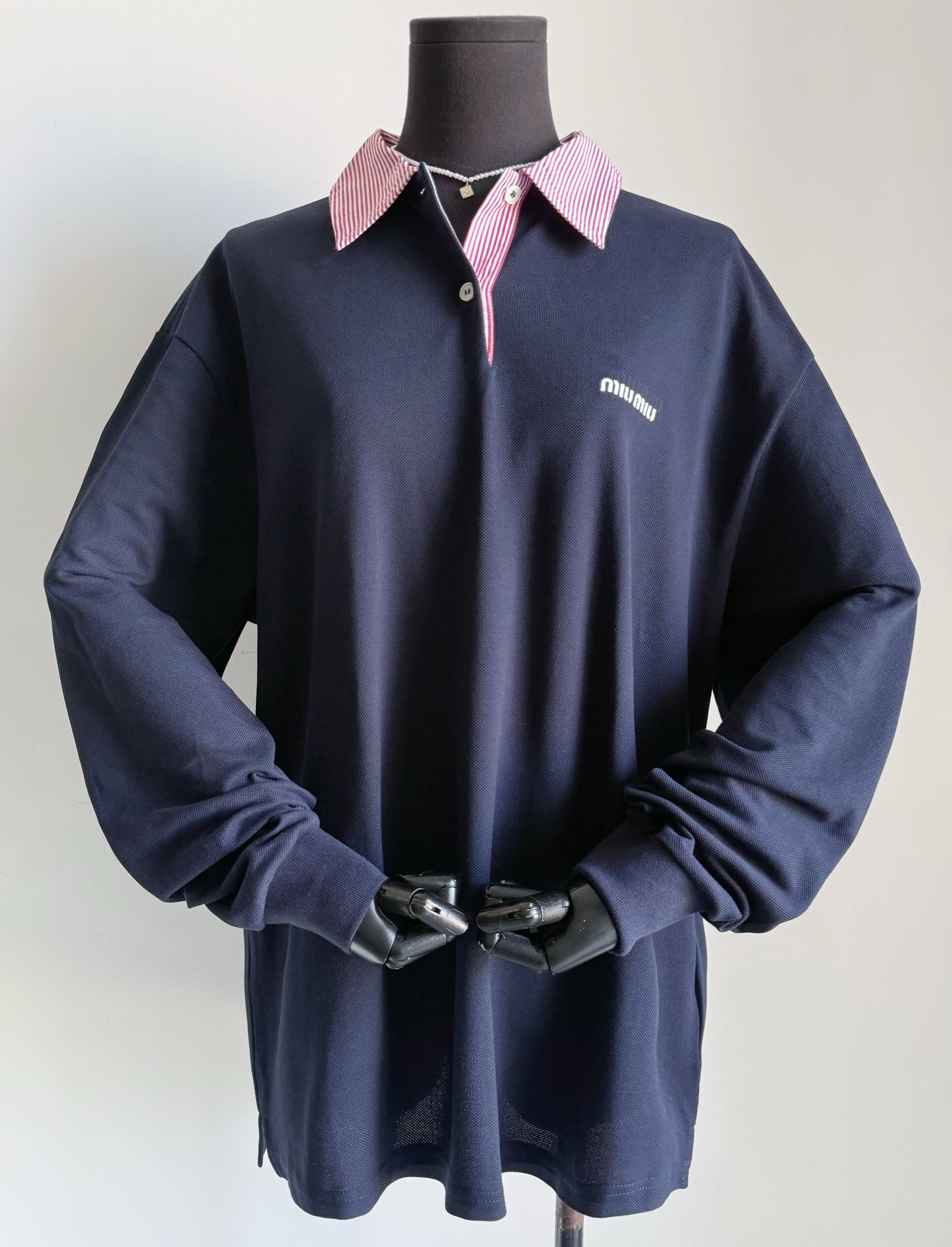 NO:759066,You’ll earn money when you buy it. It’s a god-level item that can be worn daily by miu and shared with your family. Top-quality, full-size stockings ~~ One piece to complete the layering element. Thin long-sleeved tee that can be worn across spring, summer, and autumn. Custom-dyed deep navy blue textured pure cotton fabric. Comfortable and skin-friendly, easy to care for. You can just throw it in the washing machine when it gets dirty. The spliced striped shirt collar is casual and fashionable. The material is full of loose fit. It can be worn by both men and women, and you will look fashionable when you put it on.  Check out our real photos, the first batch of good products will be shipped every day, miumiu, shirts,19860909买到就是赚到,日常实穿miu 和家属一起共享的神级单品 顶级品质全码入库啦 ~~ 一件搞定叠穿元素 横跨春夏秋都能穿到的薄款长袖tee 包缸定染深藏蓝肌理感纯棉面料 舒适亲肤,易打理 脏了直接扔洗衣机就能解决 拼接条纹衬衫领子休闲时髦 用料十足宽松版型 男女皆可,套上就是时髦精 认准我们家实拍,首批好货天天发,,miumiu,shirts,,Women's clothing