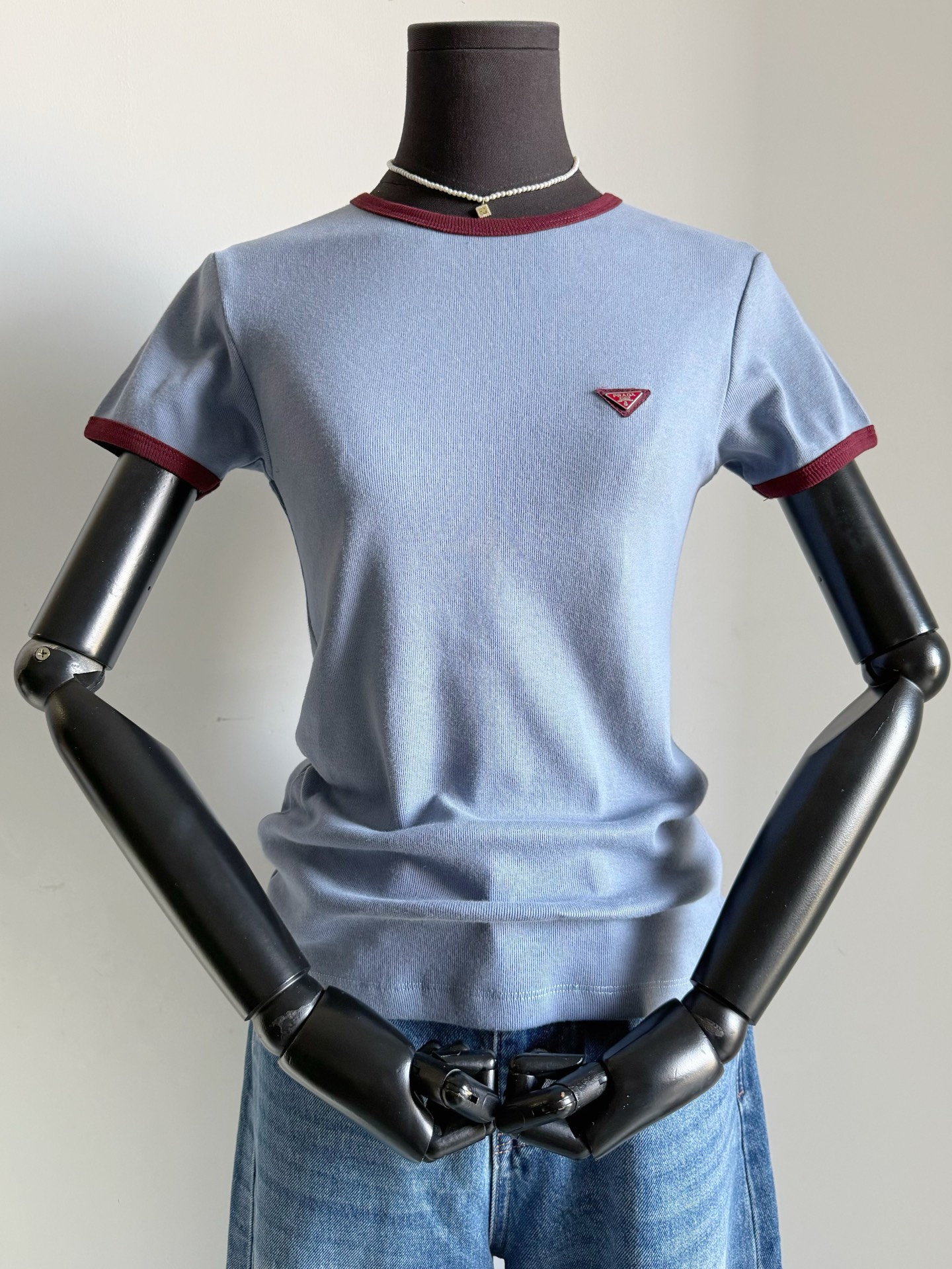 NO:790571,Tee Prad’s new mini triangle logo is still the one that I kept for myself as soon as it was put into stock. This series is really good-looking!! The custom-dyed haze blue thread fabric in the vat is matched with dark red threads, which is unforgettable. The elastic and skin-friendly fabric can be controlled at will. There are no restrictions on the body shape and no sense of restraint. The mini triangle logo on the chest echoes the color of the thread. It can be said to be a heart-warming and fashionable design ~,, prada,19860909依旧是入库了就立马自留的tee prad新出mini三角标logo 这个系列真心好看 !! 包缸定染雾霾蓝螺纹面料 搭配深红色螺纹,过目不忘 富有弹力的亲肤面料随意驾驭 对身材不设限,无束缚感 胸前mini小三角标和螺纹颜色呼应 可以说是走心又时髦的设计啦 ~,,prada,,Women's clothing