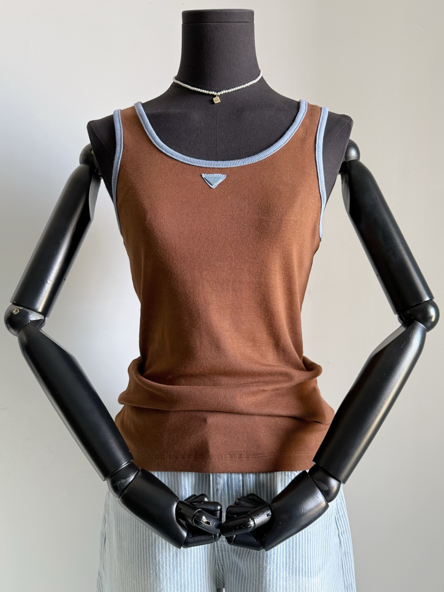 NO:760568,I can’t help but look forward to the new model of prad@classic triangle vest~~ A must-have item in the long-term wardrobe. A practical stretch vest that can be worn alone or as an inner layer. The color looks just right through the screen!! The threads are custom-dyed and have no color difference. They are fully elastic and have excellent resilience. They can withstand long-term wear and washing without deformation or loss. This year’s new contrasting threads are not only novel and unique in color, but also more white., prada,19860909已经忍不住期待升温 prad@经典三角标背心再出新款~~ 长期主义衣橱必囤款 可单穿可内搭的实用性弹力背心 隔着屏幕都觉得颜色好正 !! 包缸定染螺纹,无色差 弹力十足回弹性也极好 经得起长期穿洗不变形不走样 今年全新的撞色螺纹 不仅配色上新颖别致,也更显白了,,prada,,Women's clothing