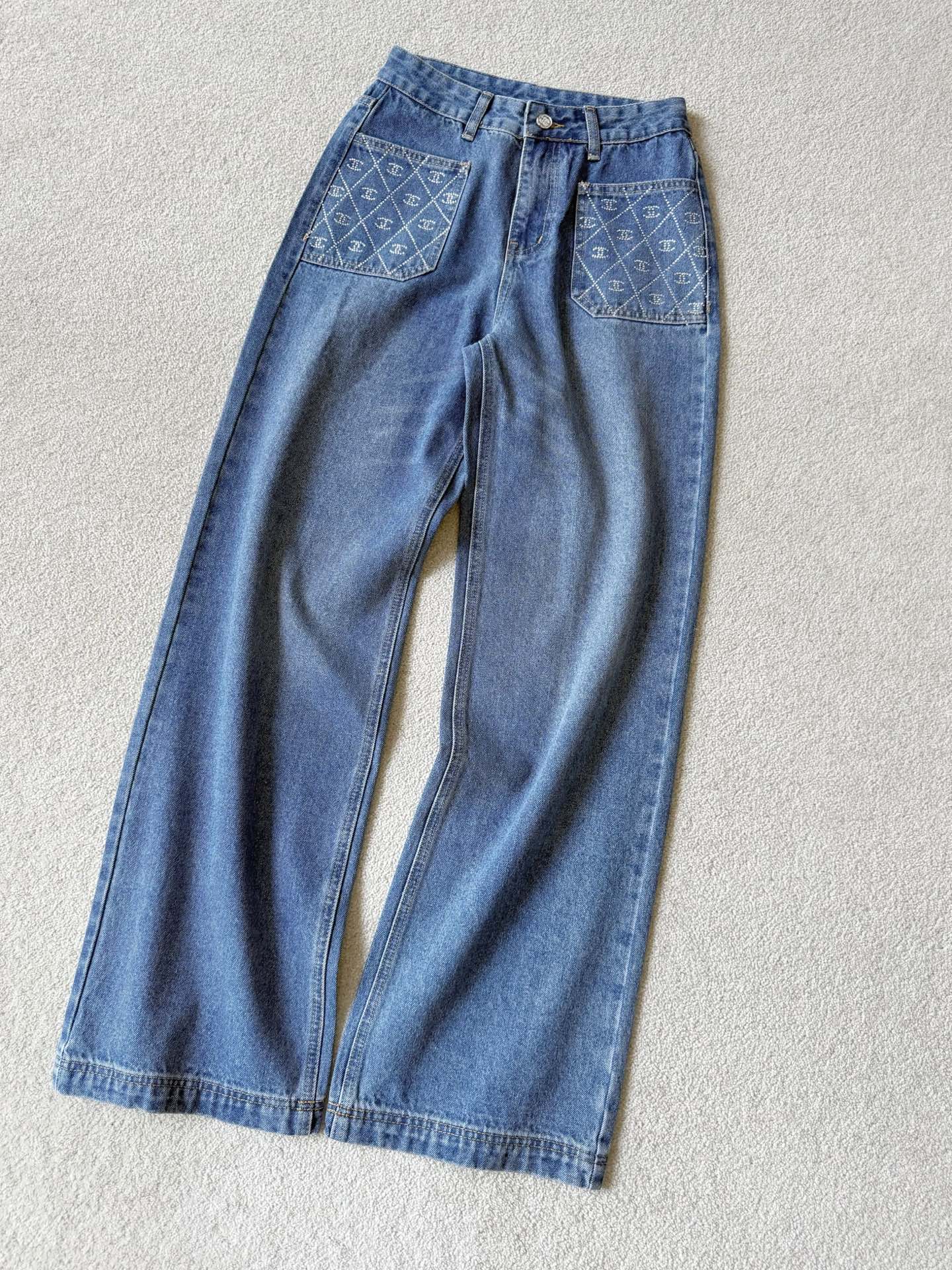 NO:792239,You can see through the screen that they are good to wear. Xiangjia jeans are needed all year round. The first batch of good products are in stock and shipped in all sizes. Custom-made high-quality true blue denim cotton. Moderate thickness and can be worn in all seasons. The three-dimensional tailoring restores the mid-high waist straight-leg pants shape. Anyone who has worn them knows how slim they are. Imported machine high-temperature hot-drilled double C small logo. There are no more and no less exquisite details that everyone praises,,chanel,jeans,19860909隔着屏幕都看得到好穿 一年四季都需要香家牛仔裤 首批好货入库,齐码发 定制高品质正蓝色牛仔棉 厚度适中,四季皆可穿 立体剪裁还原中高腰直筒裤型 穿过的都知道有多显瘦 进口机器高温烫钻双C小logo 不多不少的精致小细节人见人夸,,chanel,jeans,,Women's clothing