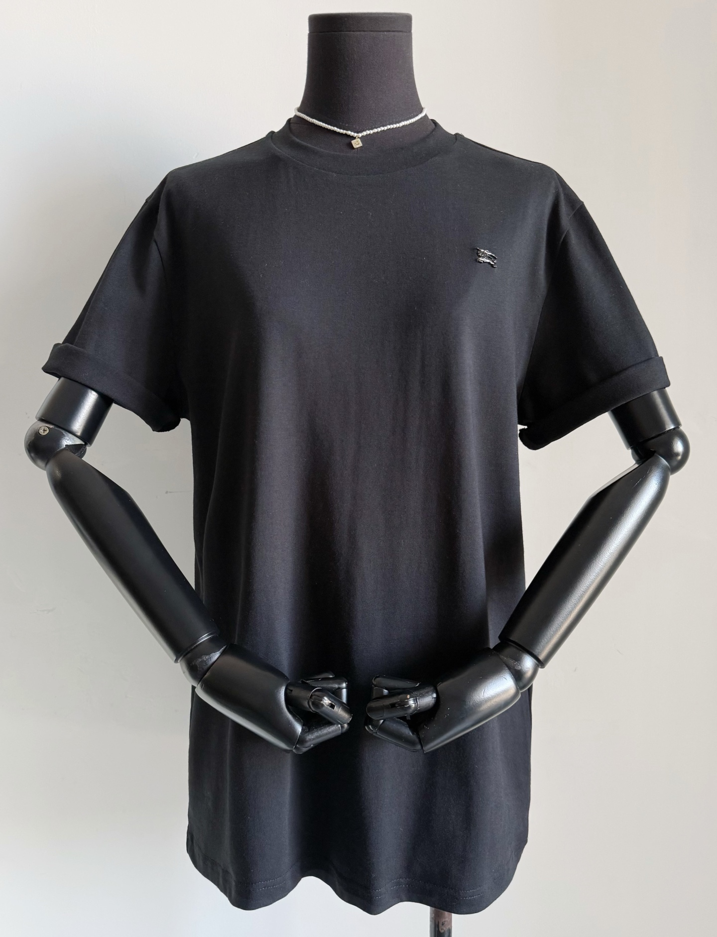 NO:807662,Black·detailed real photos, low-key, simple and meaningful, a tee that can be shared with family members, rare metal equestrian rider ~,,19860909黑色·细节实拍图 低调简约又有内涵 可以和家属共享的一件tee 稀缺金属马术骑士 ~,,,Women's clothing