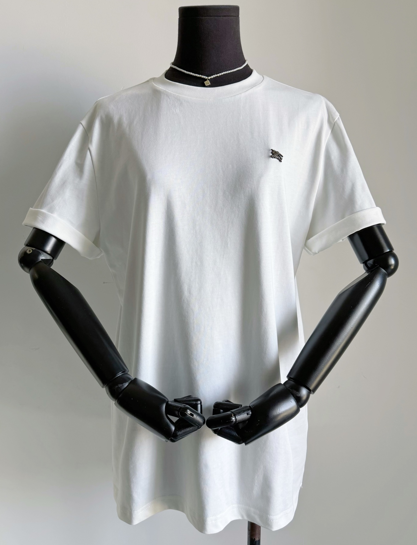 NO:807658,I personally love this type of tee in real life. It is low-key and simple, and the logo is not obvious and very correct. It has been a long time since I encountered a metal equestrian logo. All old BBR fans know it ~~ It is a piece of very good looks and practicality. It is not only easy to wear, but also very convenient to take care of. My high-weight pure cotton fabric is durable and not easy to deform. The yb customized metal equestrian knight logo is its unique essence. I fall in love with it at first sight and cannot forget it. It can be shared with family members.,,19860909我个人现实生活中最爱这一类tee 低调简约,logo不明显又很正 很久不遇到金属马术logo了 bbr老粉都懂的 ~~ 颜值和实穿性都极高的一件 不仅穿着方便,打理也很方便 我家高克重纯棉面料 经久耐穿不易变形走样 yb定制金属马术骑士徽标 是它独特的精髓 一眼就爱上无法忘却 可以和家属共享的一件.,,,Women's clothing