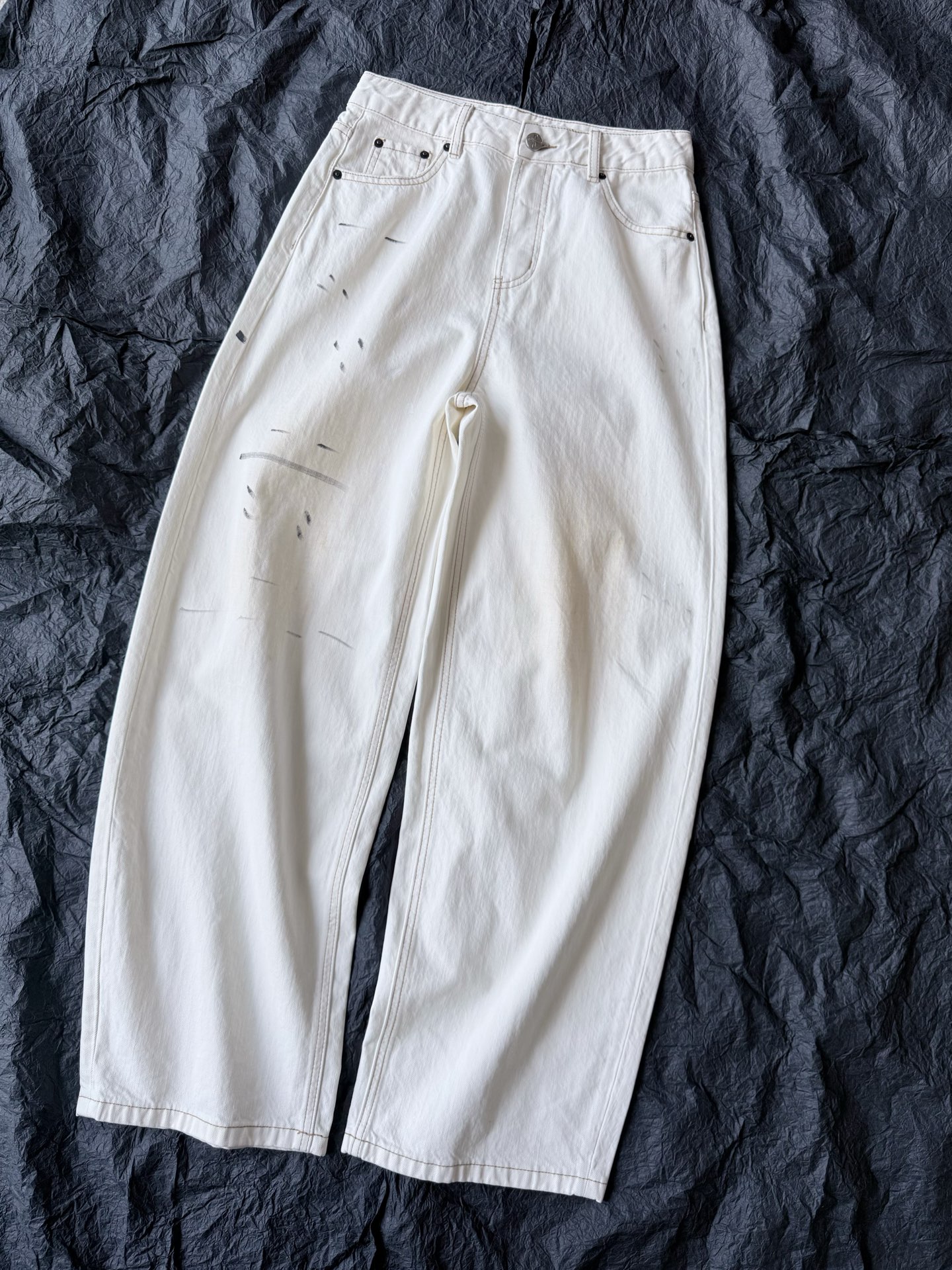 NO:795276,White jeans are a must-have for spring and summer. You can wear them seven days a week!! I am full of praise for the three-dimensional scissor cut. Everyone who has worn them knows how cool they are. They are personally gifted and can accommodate all kinds of imperfect leg shapes. The environmentally friendly distressed washing effect is very good, and they are decorated with hand-splashed ink. They are full of fashionable elements and are different from the previous white pants. A good aesthetic does not require too many logos,,jeans,19860909春夏刚需款白色牛仔裤 入手就是直接一周穿七天 !! 赞不绝口弯刀版型立体剪裁 穿过的都懂它有多飒 亲送包容各种不完美腿型. 环保做旧洗水效果很赞 再经过手工泼墨点缀处理 时髦元素拉满,区别以往的白裤子 好审美不需要太多logo堆砌,,jeans,,Women's clothing