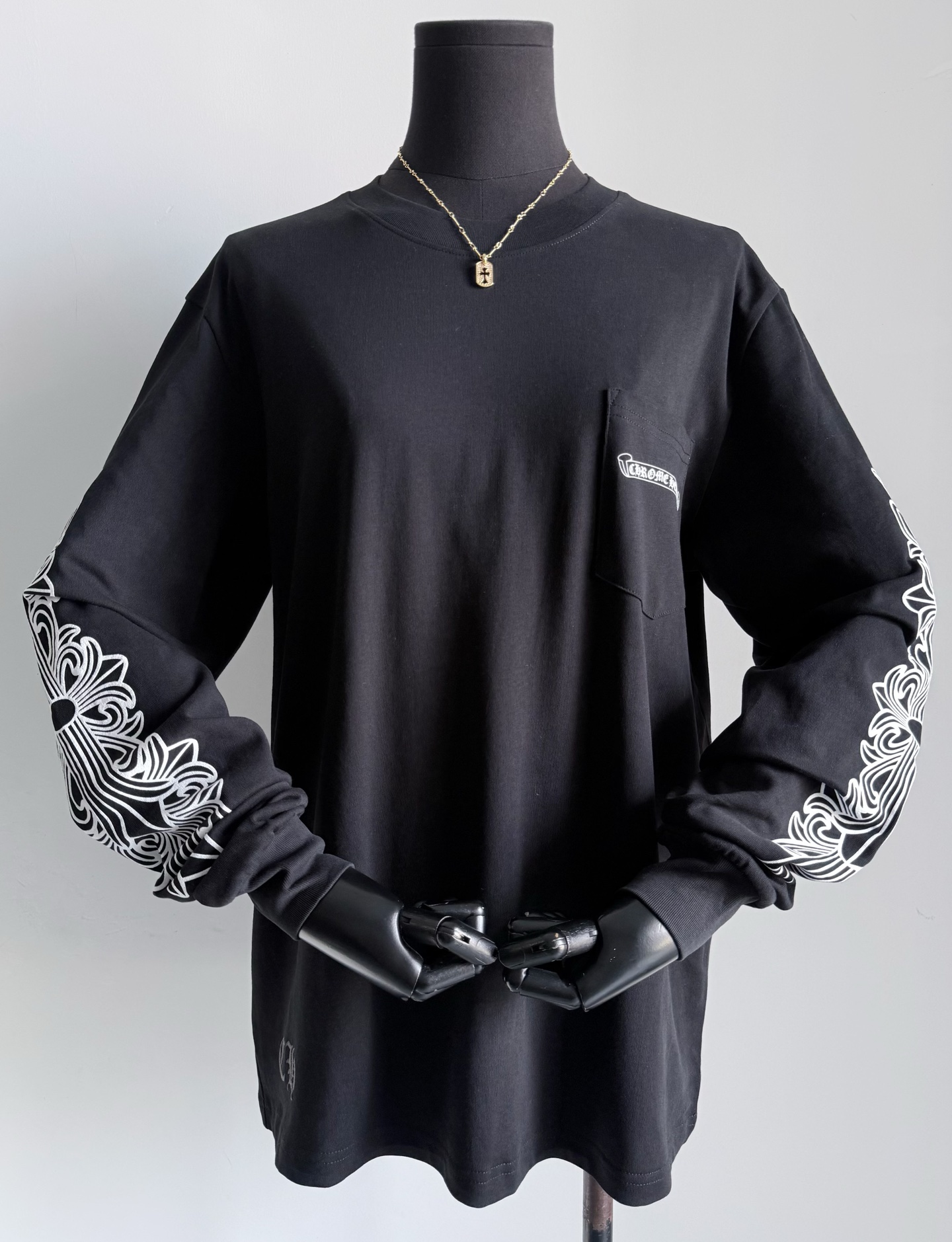 NO:795285,A long-sleeved tee that can easily span four seasons. A cost-effective item that can be shared with family members. I will continue to update my family’s limited edition logo. The same loose-fitting shirt for men and women ~~ The classic and basic version is not picky at all. Foam printing and three-dimensional printing are combined. Many small details have been adjusted many times. It is very different from the pattern on the market!! Classic black and fresh white colors are stocked in the same size. Delivery handbag, suitable for keeping for yourself or giving away.19860909一件轻松跨越四季的长袖tee 可以和家属共享的性价比单品 继续更新我家限定款logo 男女同款宽松打底衫 ~~ 经典又基础的版型完全不挑 发泡印花,立体印花相结合 不少小细节我们都是多次调整 和市面看图打版的天壤之别 !! 经典黑,清新白两色齐码入库 配送手提袋,自留或者送人都适合,,,Women's clothing