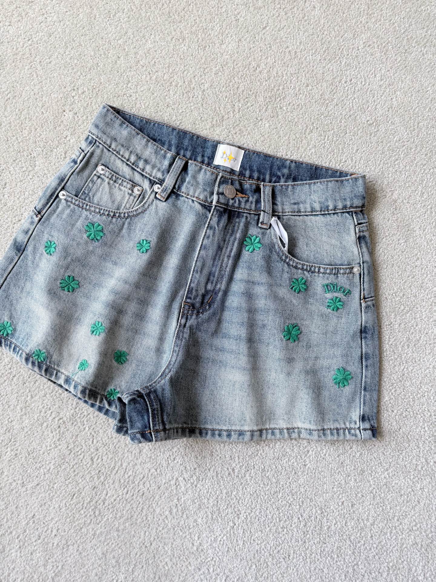 NO:793305,Needless to say, top quality. This must-have pair of embroidered flower shorts can match everything you own. This year's design is really thoughtful. Customized high-quality denim and cotton. Imported machine embroidery restores the three-dimensional flowers. Three-dimensional tailoring restores the original design. The upper body lifts the buttocks and makes you slim. No pressure. The sense of design. The matching is all high-quality. Ready stock. Buy one less high-quality product, dior, shorts, T-shirt,19860909无须多言的顶级品质 必收的这条刺绣花卉短裤 可以搭配你的一切Dio短袖 今年的设计确实走心 一致定制好品质牛仔棉 进口机器刺绣还原立体花卉 立体剪裁还原版型设计 上身提臀显瘦 无压力 设计感 搭配都是精品 现货入库 买一条少一条的精品,,dior,shorts,T-shirt,,Women's clothing