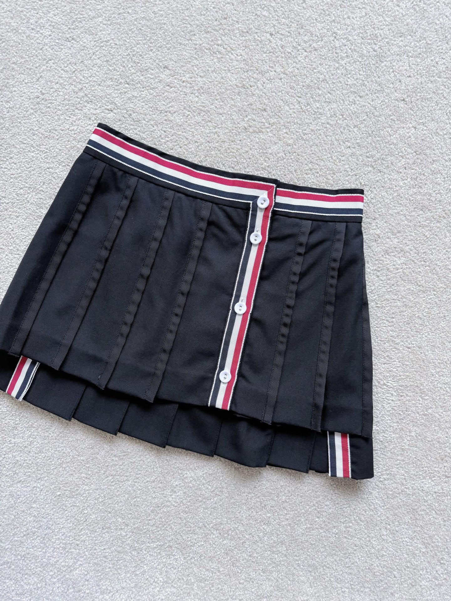 NO:792221,A small skirt treasured by the proprietress. I really didn’t know it was so heavy until I got the actual item!! Heavy-duty craftsmanship that small factories on the market don’t touch. Custom-made wool blended polyester fabric. One-piece three-dimensional tailoring, super consuming. In addition to high-temperature pressed pleats, each piece also needs to be finely hemmed with webbing. The whole dress is still short in front and long in back to beautify the proportions. The classic webbing at the waist also needs to be aligned, so the labor time is very long and the cost is high. This one can be said to be the tb identity mark.  I don’t need to say much at all, you understand yourself,,skirts,19860909老板娘珍藏的一条小裙子 不拿到实物 真心不知道它如此重!! 市面小厂碰都不碰的重工工艺 定制的羊毛混纺涤纶面料 一片式立体剪裁,超级耗料 除了高温压褶的百褶之外 每一条都还要经过织带精细包边. 整条依旧是前短后长美化比例的版型 腰部的经典织带也是需要对位 所以人工时间消耗也很长,成本高昂 这一条可以说是tb身份标识 完全不需要我说多的,懂自懂,,skirts,,Women's clothing