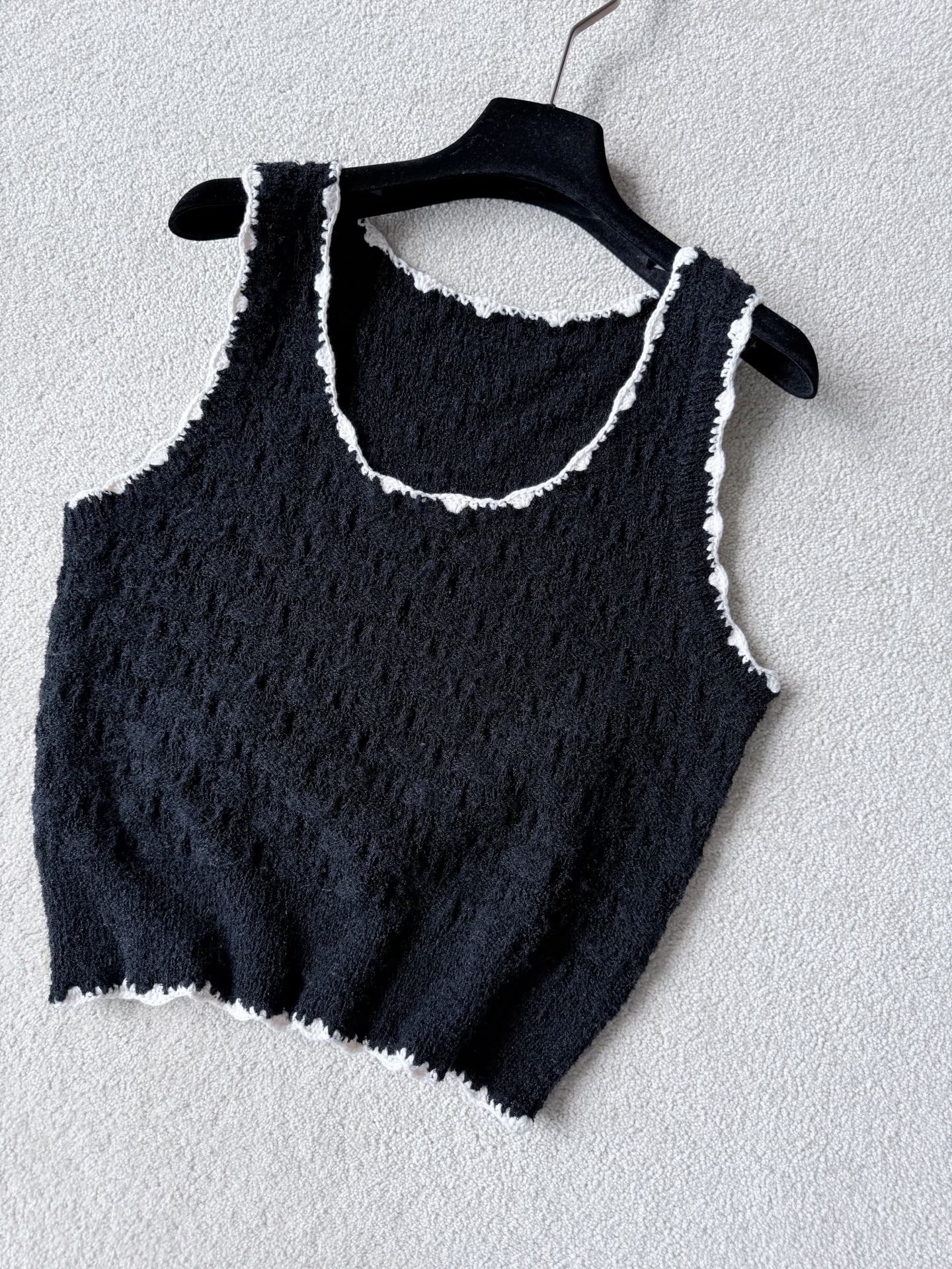 NO:793807,Black·Details Actual Photos Seemingly simple, there are actually many small details, especially the layering of the wool, the fine crocheting of the lace, and the hand-woven small chapter on the back. It is no less than the cost of a jacket, jackets & coats,19860909黑色·细节实拍图 看似简约实则很多小细节 特别是毛料的层次感 花边的精细勾织包边 以及后副纯手工织造的小章仔. 完全不亚于一件外套的成本,,jackets & coats,,Women's clothing